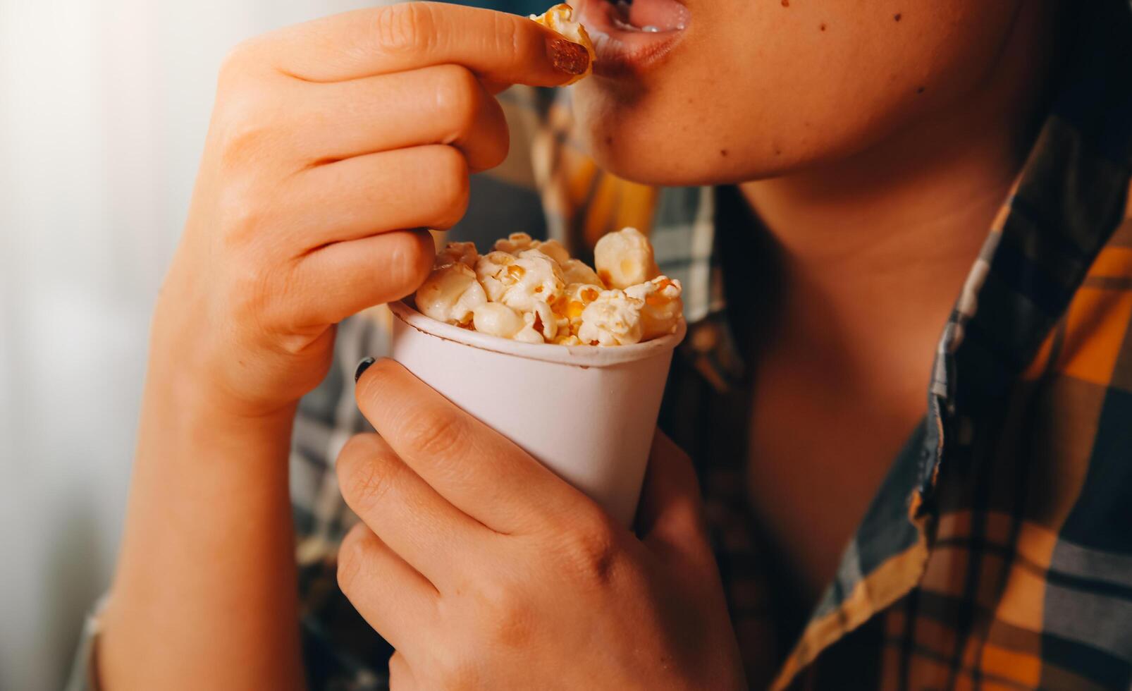 une femme en portant une bol de pop corn photo