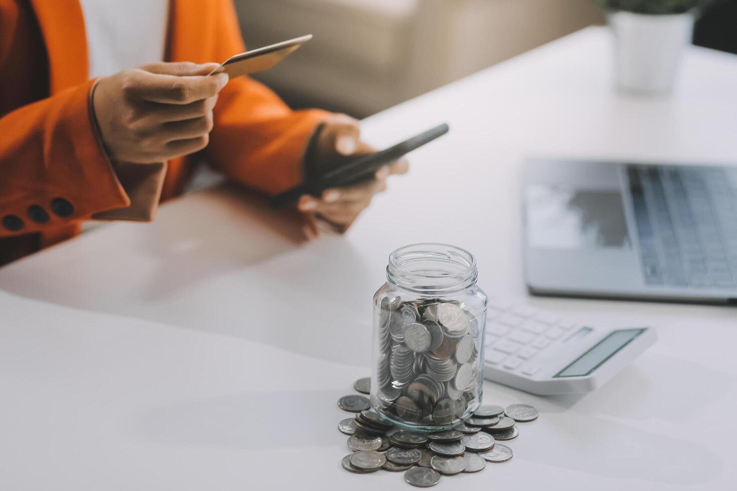 femme est Faire en ligne achats. fille est Faire achats en utilisant téléphone et crédit carte à maison. photo