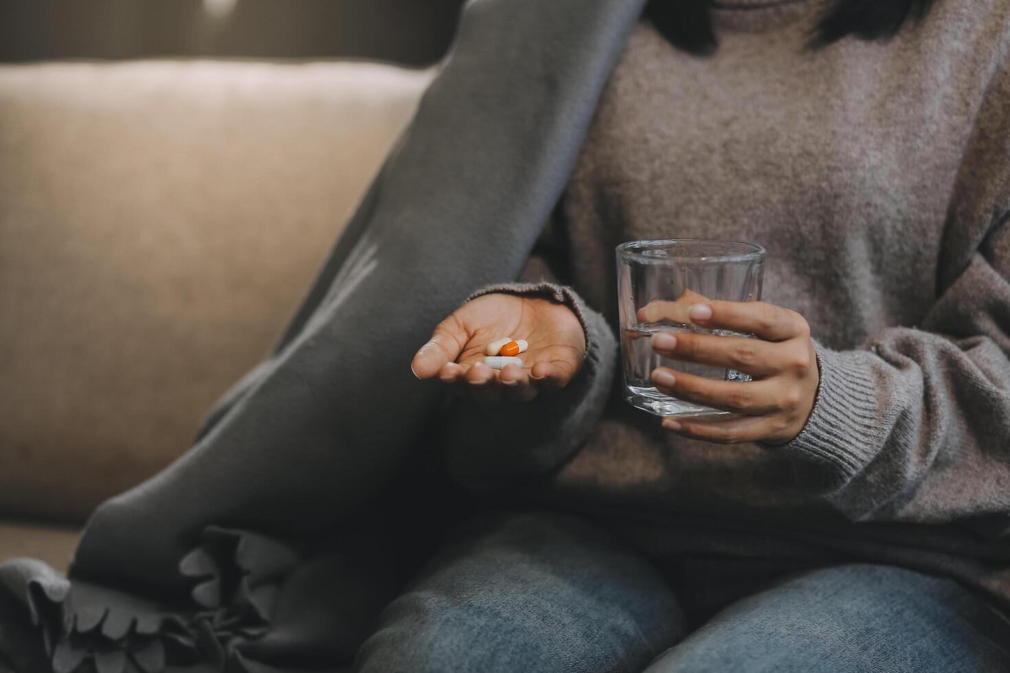 dérangé femme frustré par problème avec travail ou des relations, séance sur canapé, embrassement genoux, couvert visage dans main, sentiment désespoir et anxiété, solitude, ayant psychologique difficulté photo