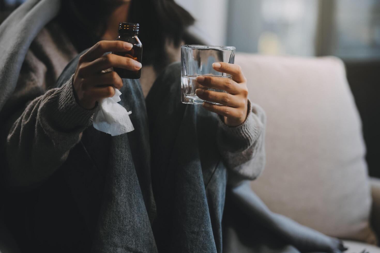 dérangé femme frustré par problème avec travail ou des relations, séance sur canapé, embrassement genoux, couvert visage dans main, sentiment désespoir et anxiété, solitude, ayant psychologique difficulté photo