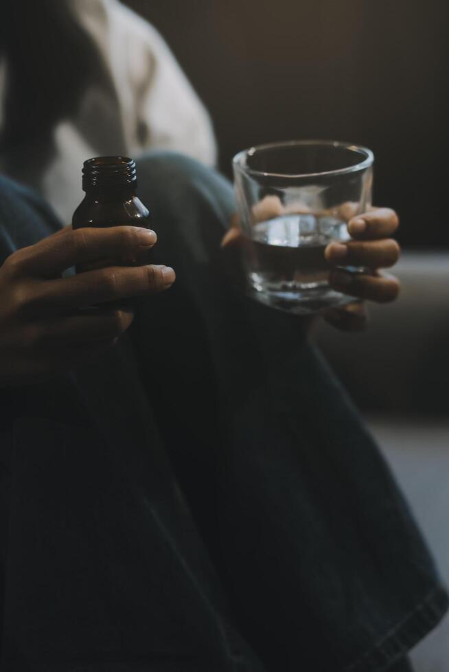 dérangé femme frustré par problème avec travail ou des relations, séance sur canapé, embrassement genoux, couvert visage dans main, sentiment désespoir et anxiété, solitude, ayant psychologique difficulté photo