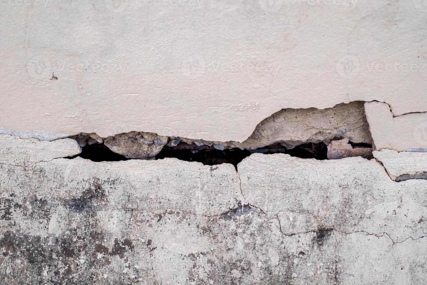 mur de béton fissuré mur cassé au coin de ciment extérieur qui a été affecté par un tremblement de terre et un sol effondré photo