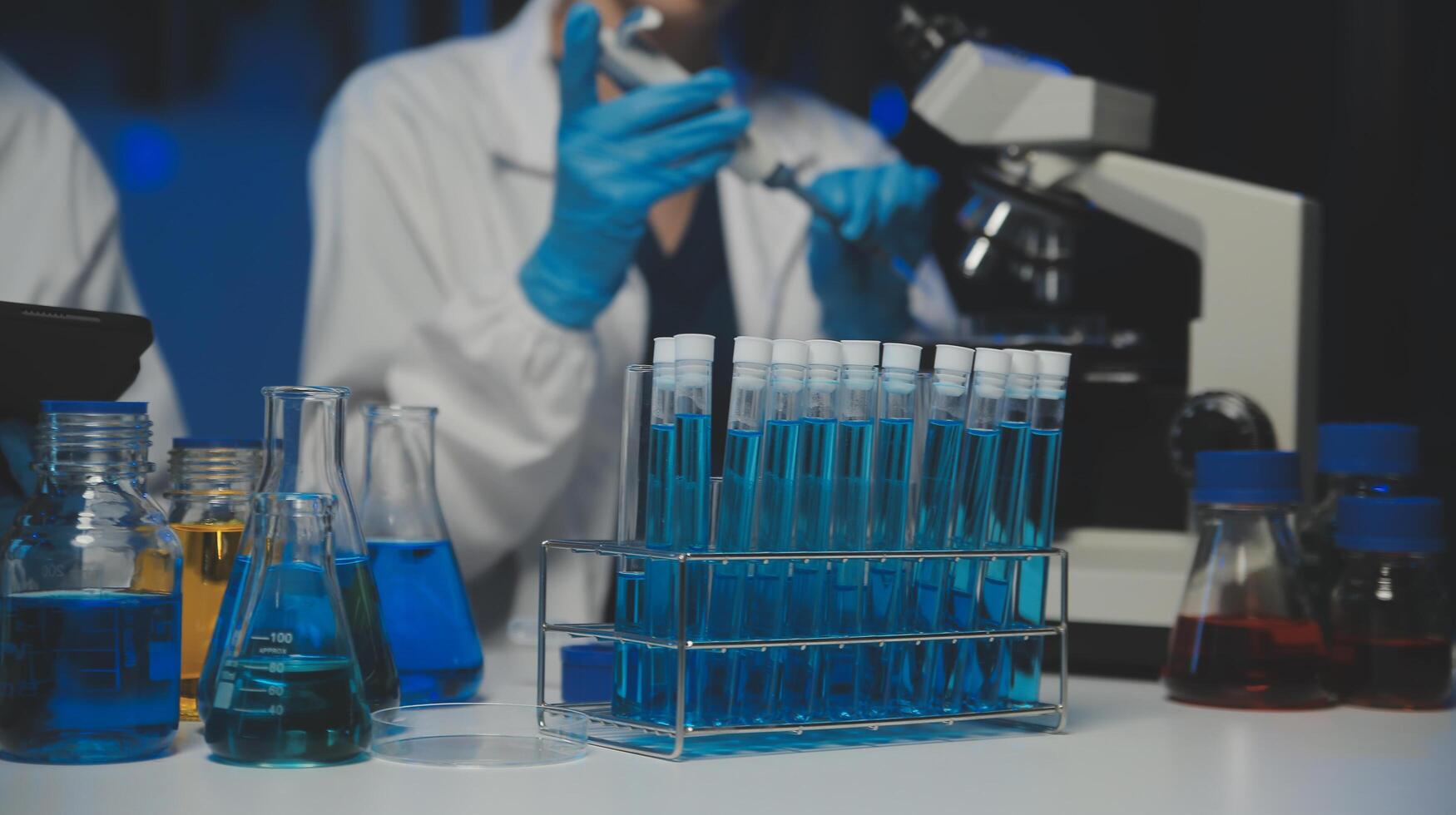 professionnel chimiste femme laboratoire en utilisant scientifique microscope pour science recherche, chimie scientifique avec microbiologie médicaux équipement La technologie à travail avec médicament la biologie expérience photo