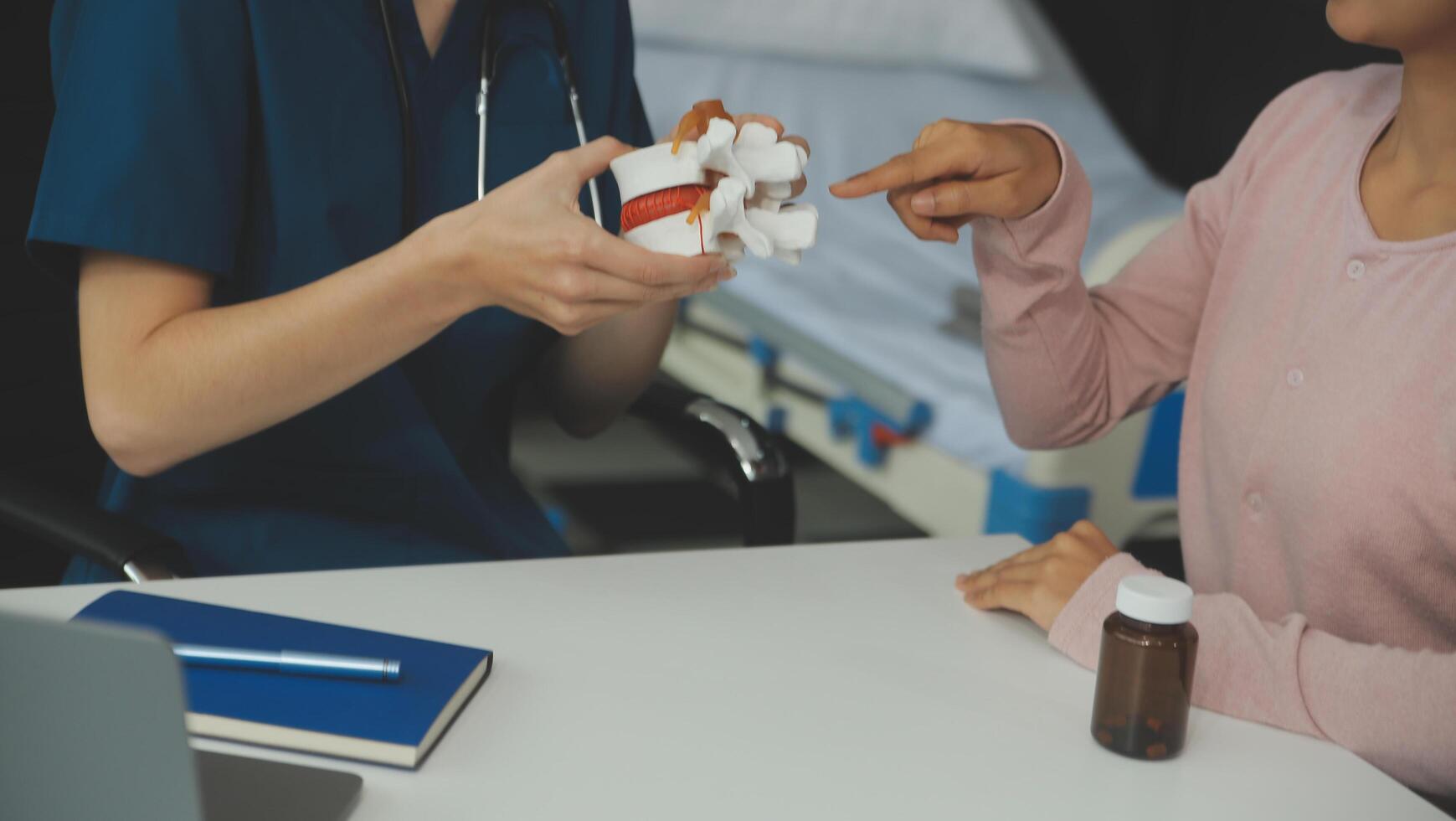 test médical vaccin recherche et développement concept. scientifique équipe dans laboratoire étude et diagnostic de maladies pour modèle interne organe échantillon de anticorps. photo