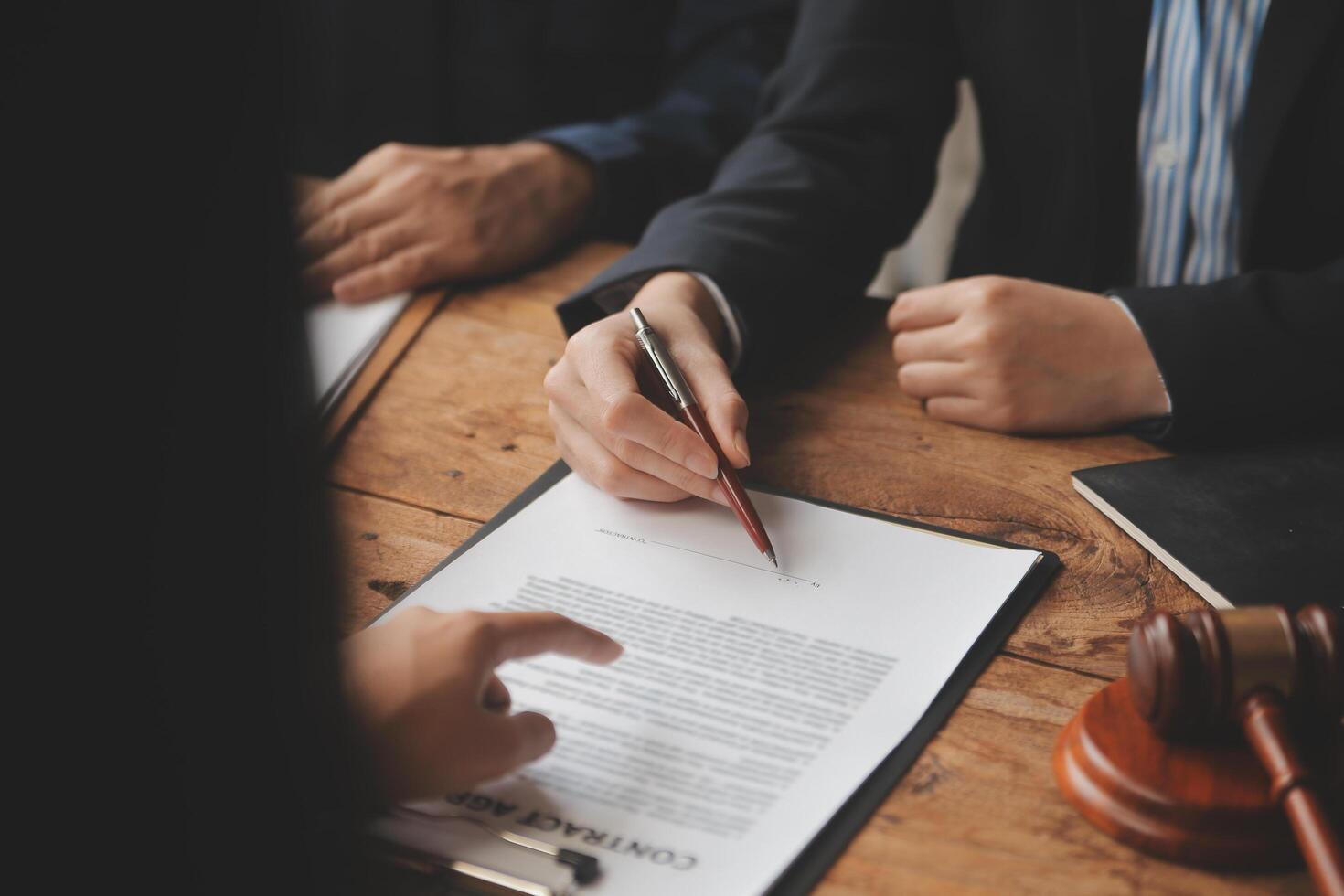 bonne coopération de service, consultation d'une femme d'affaires et d'un avocat ou d'un juge conseiller ayant une réunion d'équipe avec le client, le droit et le concept de services juridiques. photo