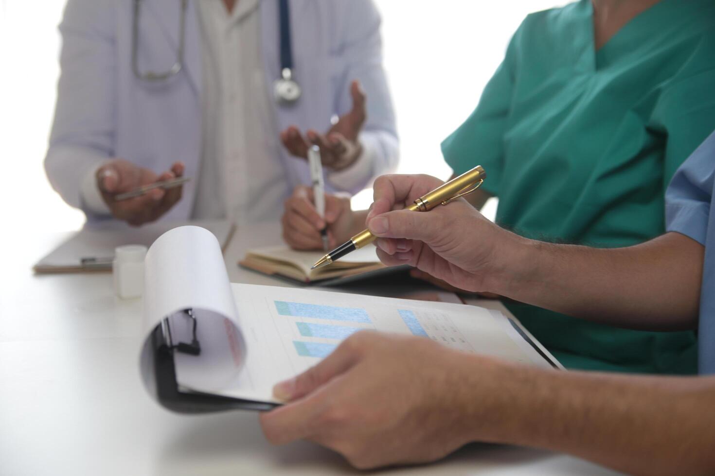 médical équipe réunion autour table dans moderne hôpital photo