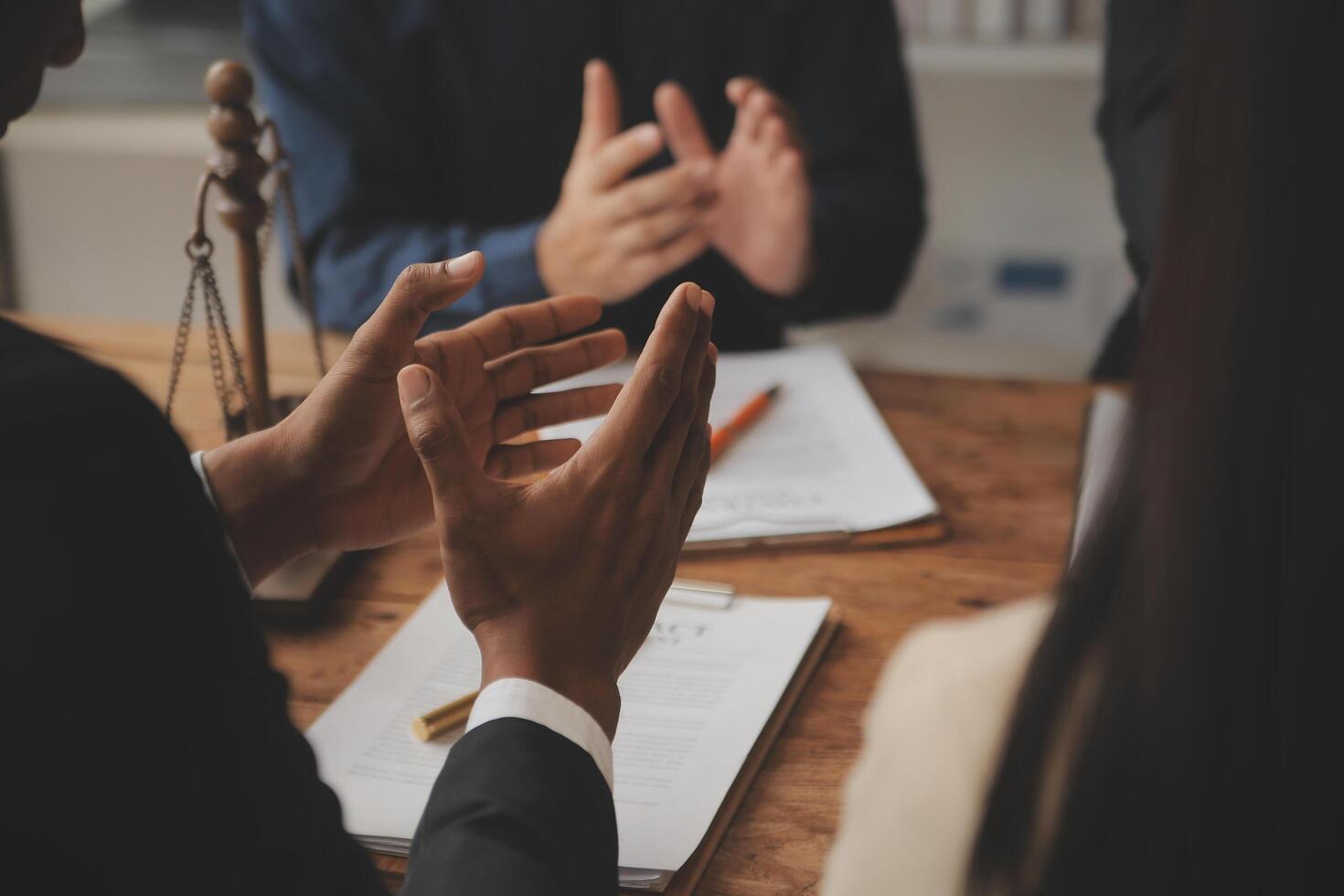 bonne coopération de service, consultation d'une femme d'affaires et d'un avocat ou d'un juge conseiller ayant une réunion d'équipe avec le client, le droit et le concept de services juridiques. photo