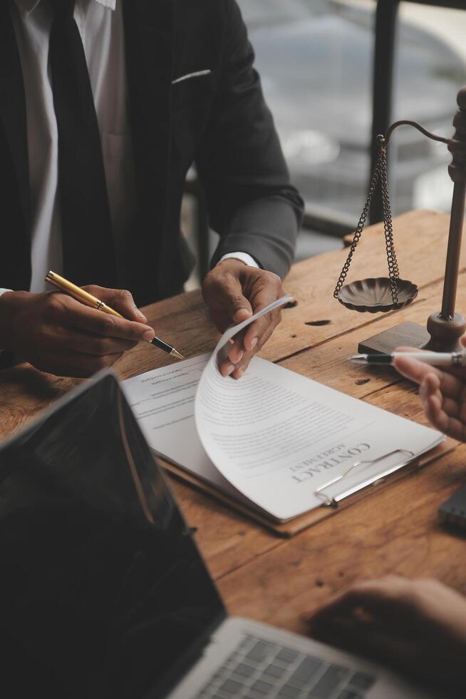 bonne coopération de service, consultation d'une femme d'affaires et d'un avocat ou d'un juge conseiller ayant une réunion d'équipe avec le client, le droit et le concept de services juridiques. photo