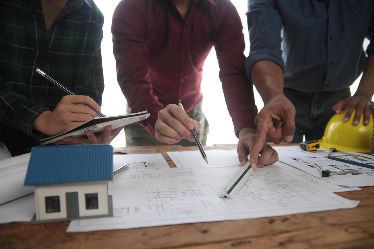 concept de construction et de structure d'une réunion d'ingénieur ou d'architecte pour un projet de travail avec des partenaires et des outils d'ingénierie sur la construction de modèles et le plan sur le chantier, contrat pour les deux sociétés. photo