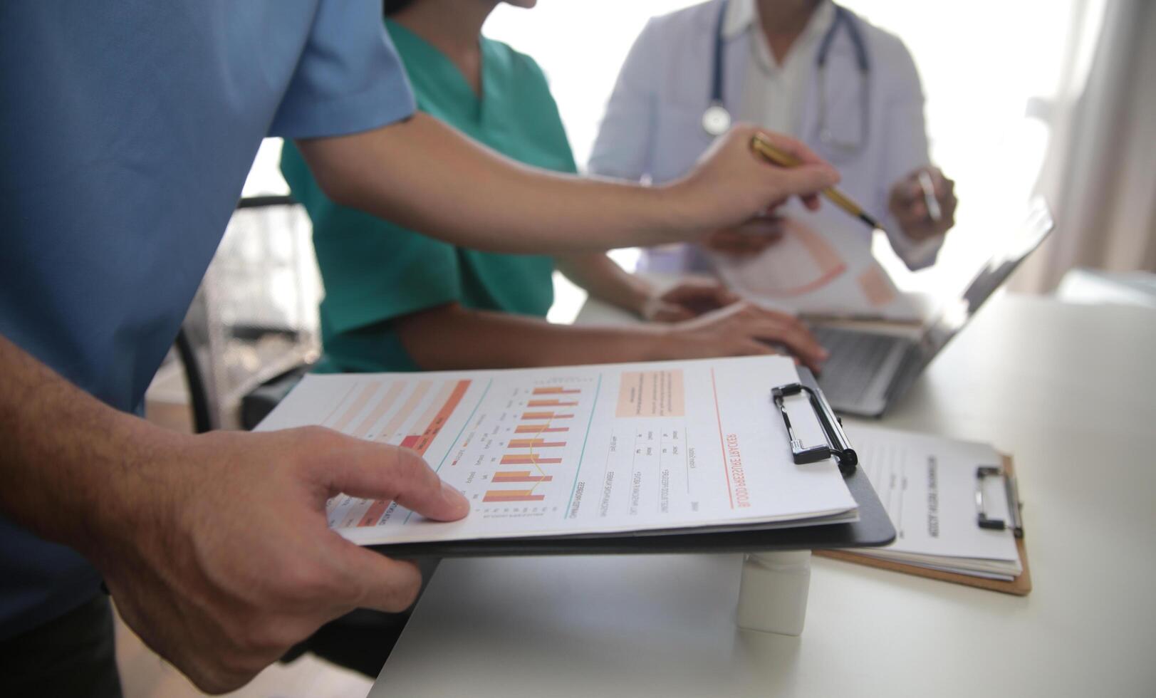 médical équipe réunion autour table dans moderne hôpital photo