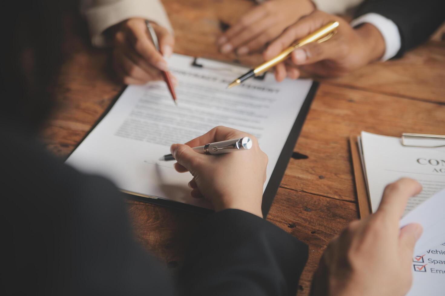 bonne coopération de service, consultation d'une femme d'affaires et d'un avocat ou d'un juge conseiller ayant une réunion d'équipe avec le client, le droit et le concept de services juridiques. photo