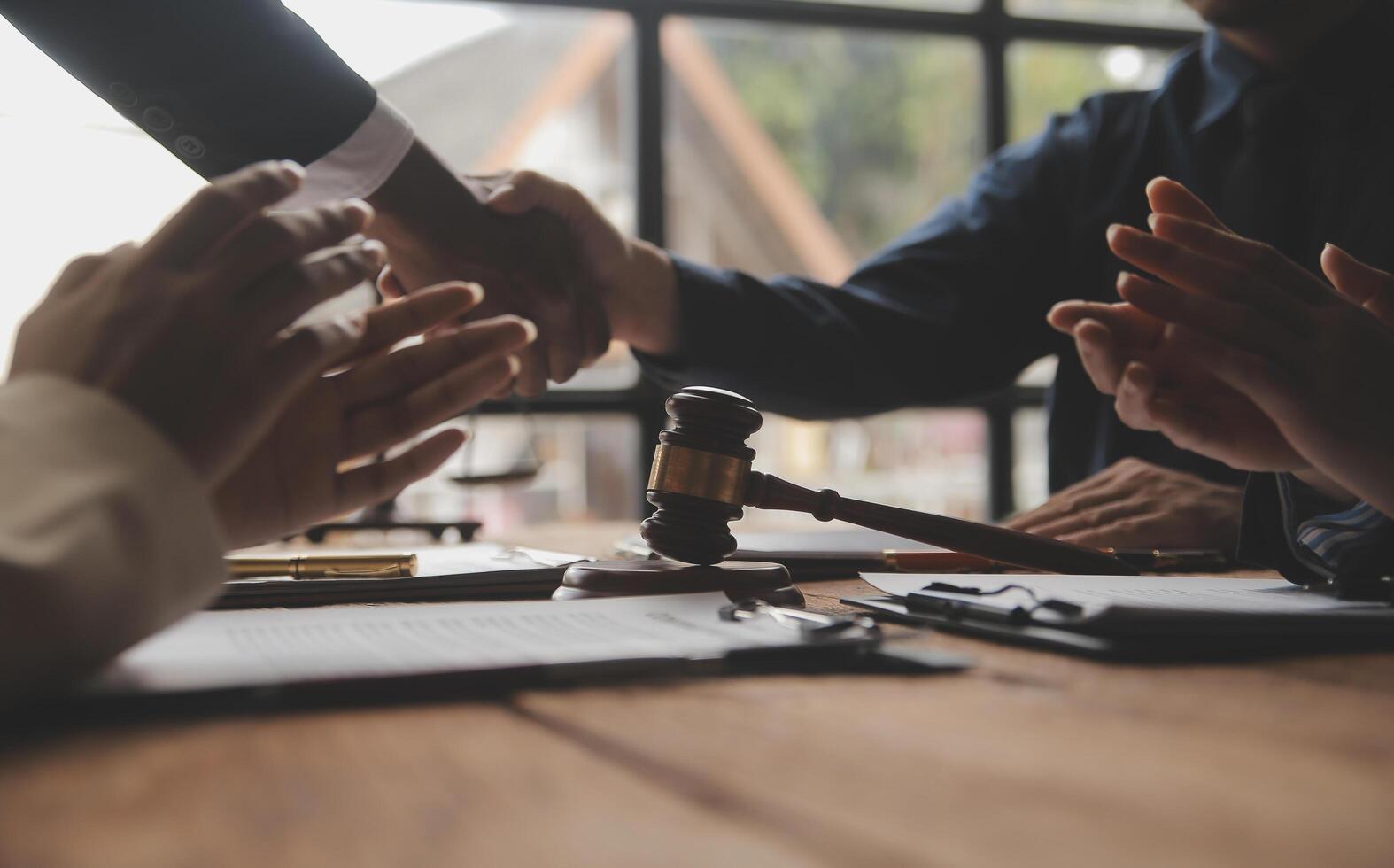 bonne coopération de service, consultation d'une femme d'affaires et d'un avocat ou d'un juge conseiller ayant une réunion d'équipe avec le client, le droit et le concept de services juridiques. photo