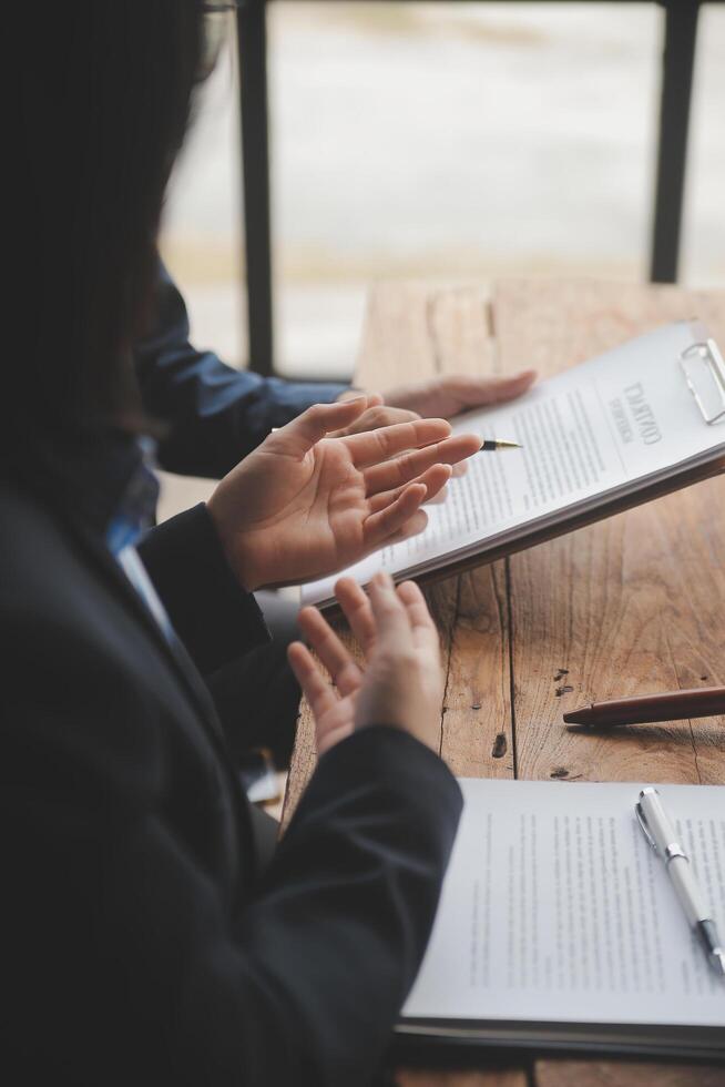 bonne coopération de service, consultation d'une femme d'affaires et d'un avocat ou d'un juge conseiller ayant une réunion d'équipe avec le client, le droit et le concept de services juridiques. photo