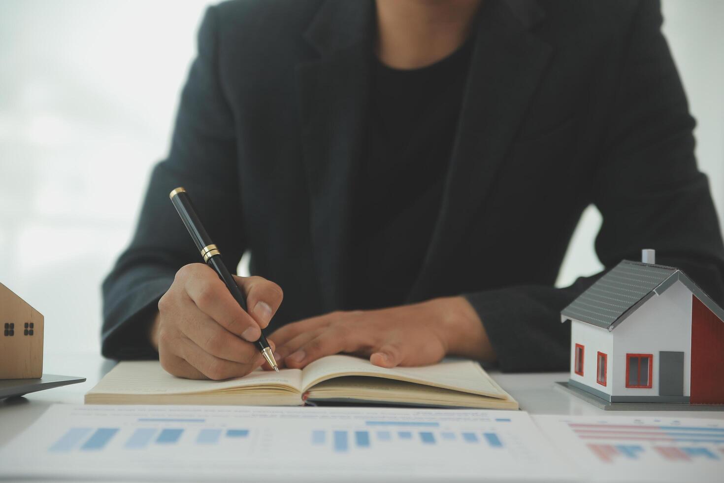 les hommes d'affaires en portant des stylos, signature Accueil titres avec assurance, se soucier à propos réel biens prestations de service et le idée de réel biens agents offre l'intérêt dans acomptes à leur clients. photo