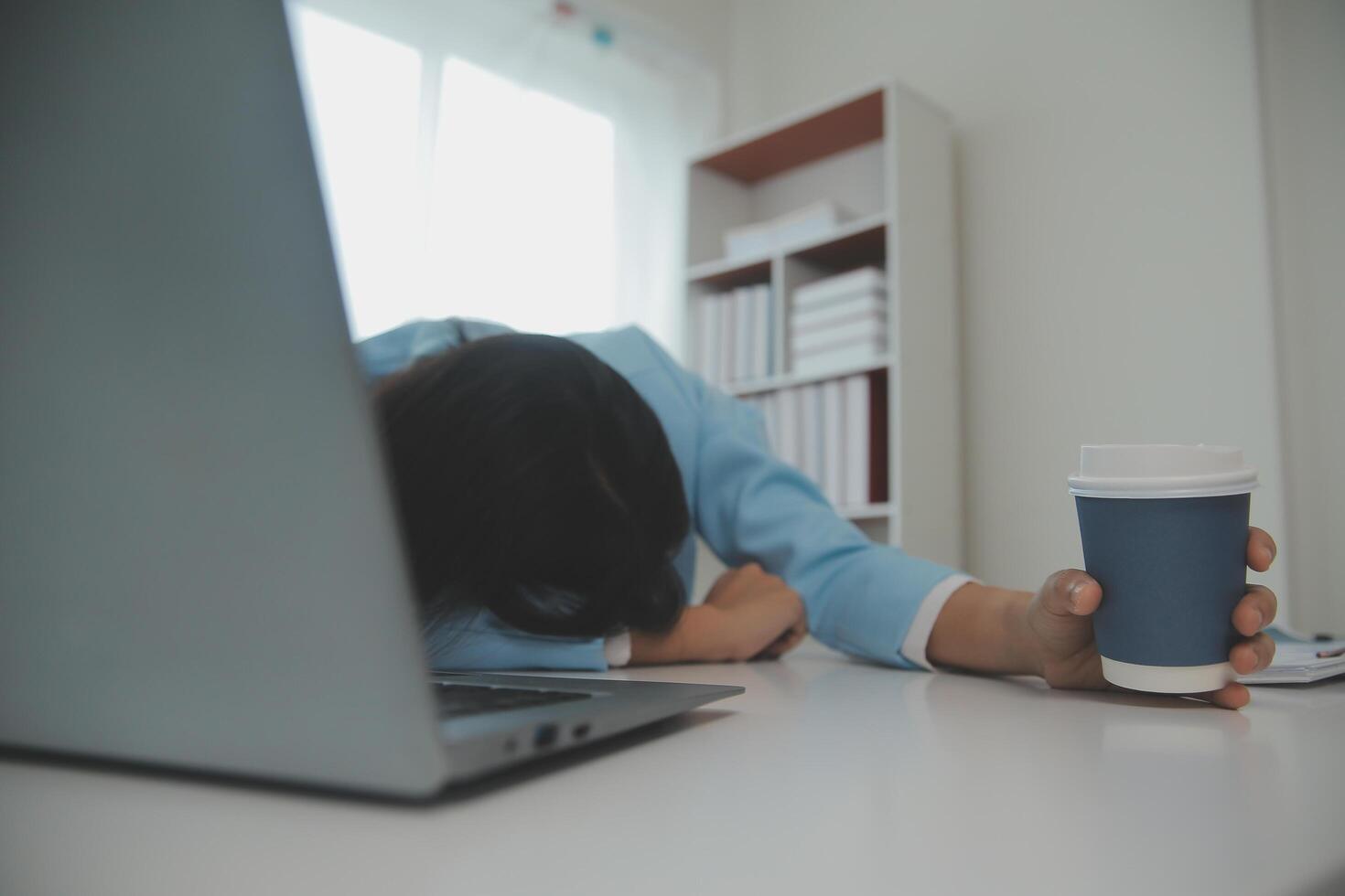 fatigué adolescent fille frottement sec irritable yeux ressentir œil souche tension migraine après ordinateur travail, épuisé Jeune asiatique femme étudiant soulager mal de crâne douleur, mal faible floue vision, vue problème photo