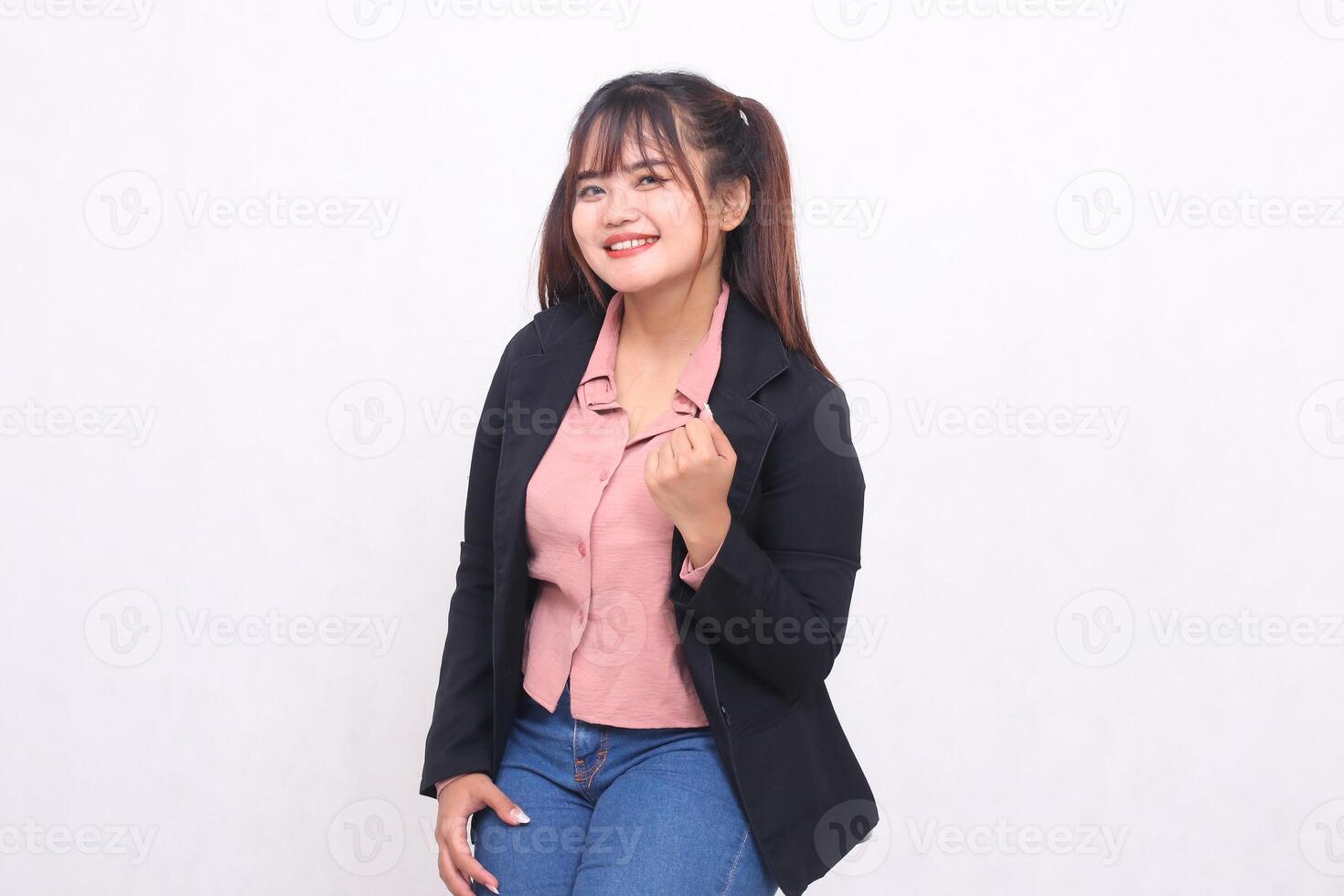 magnifique content asiatique Bureau femme dans sa Années 20 mince sourire portant costume chemise travail professionnel serré poing de bonne humeur sur blanc Couleur Contexte studio portrait pour bannière publicité, bannière, panneau d'affichage photo