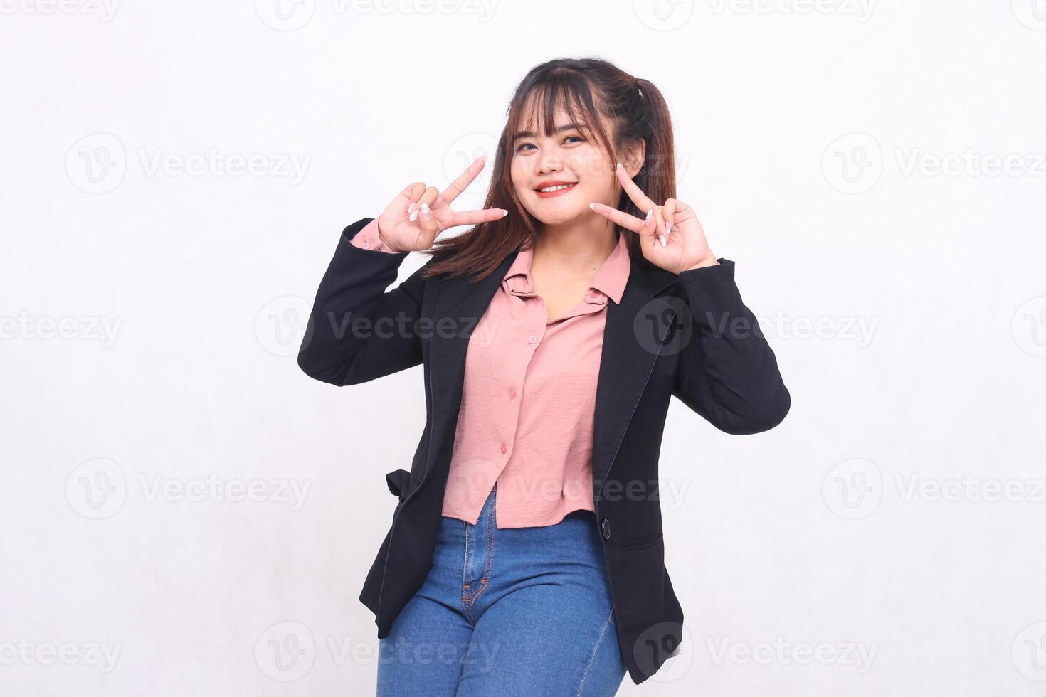 magnifique asiatique femme d'affaires dans costume sourire main paix signe blanc Contexte studio portrait pour La publicité matériaux, bannières, panneaux d'affichage, travail postes vacants, affaires Opportunités photo