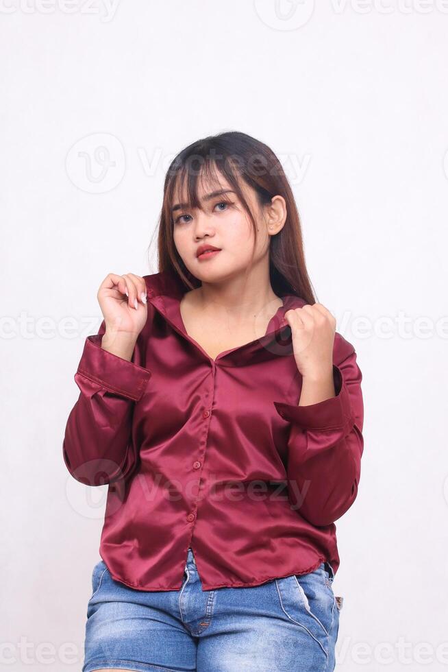 magnifique asiatique professionnel affaires femme souriant tordu dans moderne rouge chemise en portant collier. isolé plus de blanc Contexte. mode promotion besoins, La publicité et bannières photo