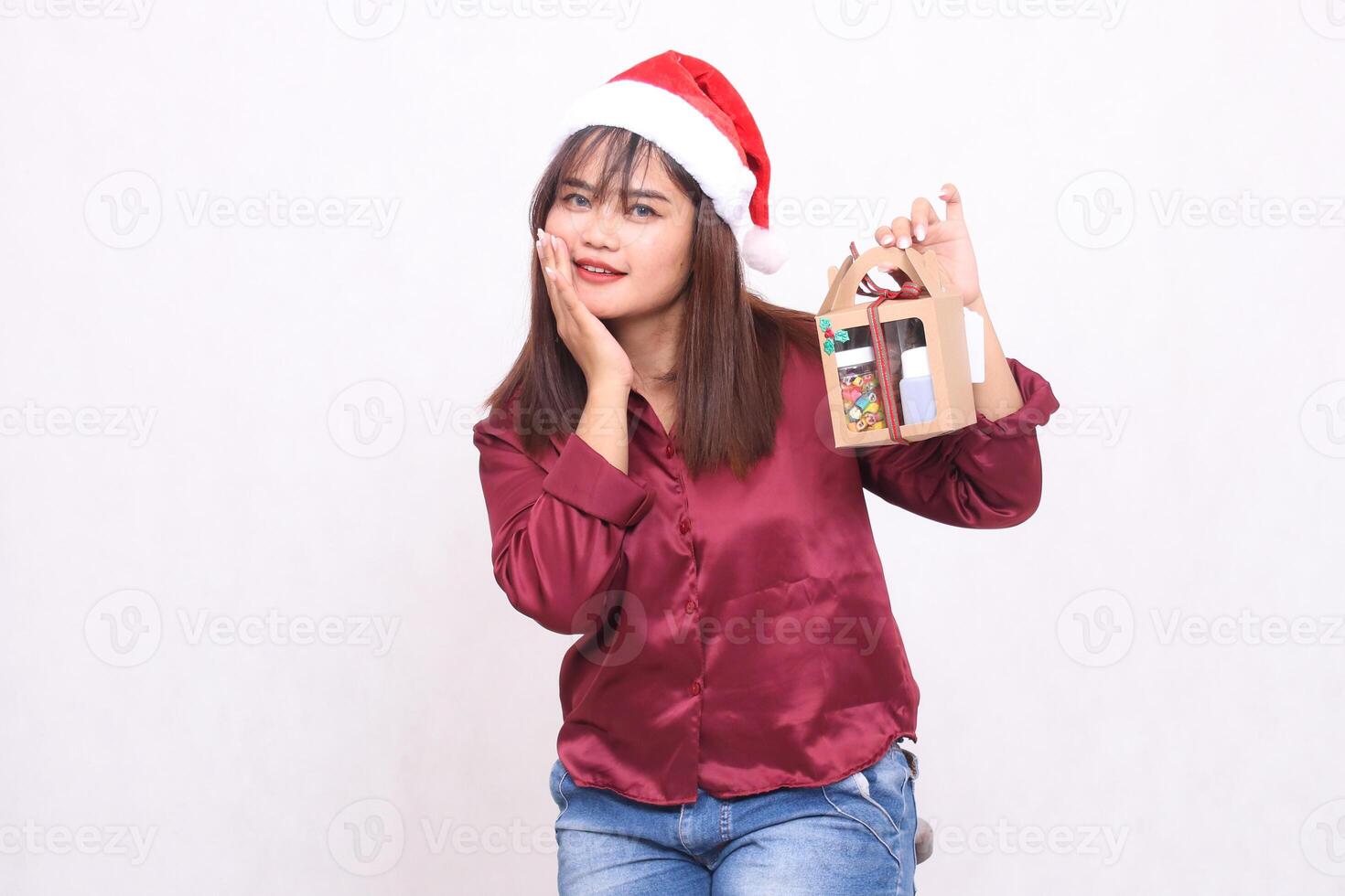 magnifique Jeune femme sud-est Asie sourire main signe bâton joue apporter cadeau entraver à Noël portant Père Noël claus chapeau tenue rouge chemise moderne blanc Contexte pour promotion et La publicité photo