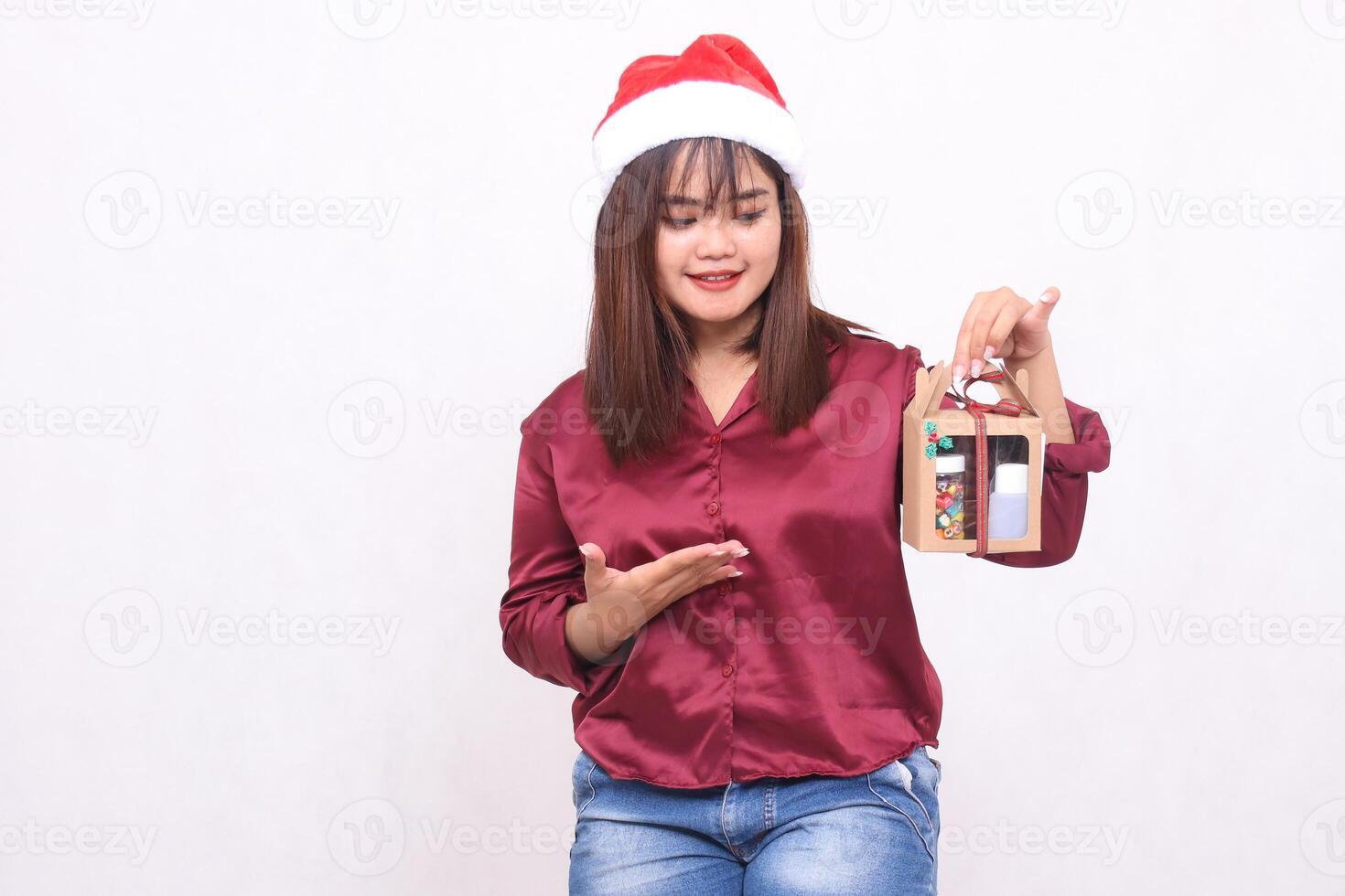 magnifique Jeune femme sud-est Asie sourire introduction cadeaux entraver voir cadeaux à Noël porter Père Noël claus chapeau moderne rouge chemise tenue blanc Contexte pour promotion et La publicité photo
