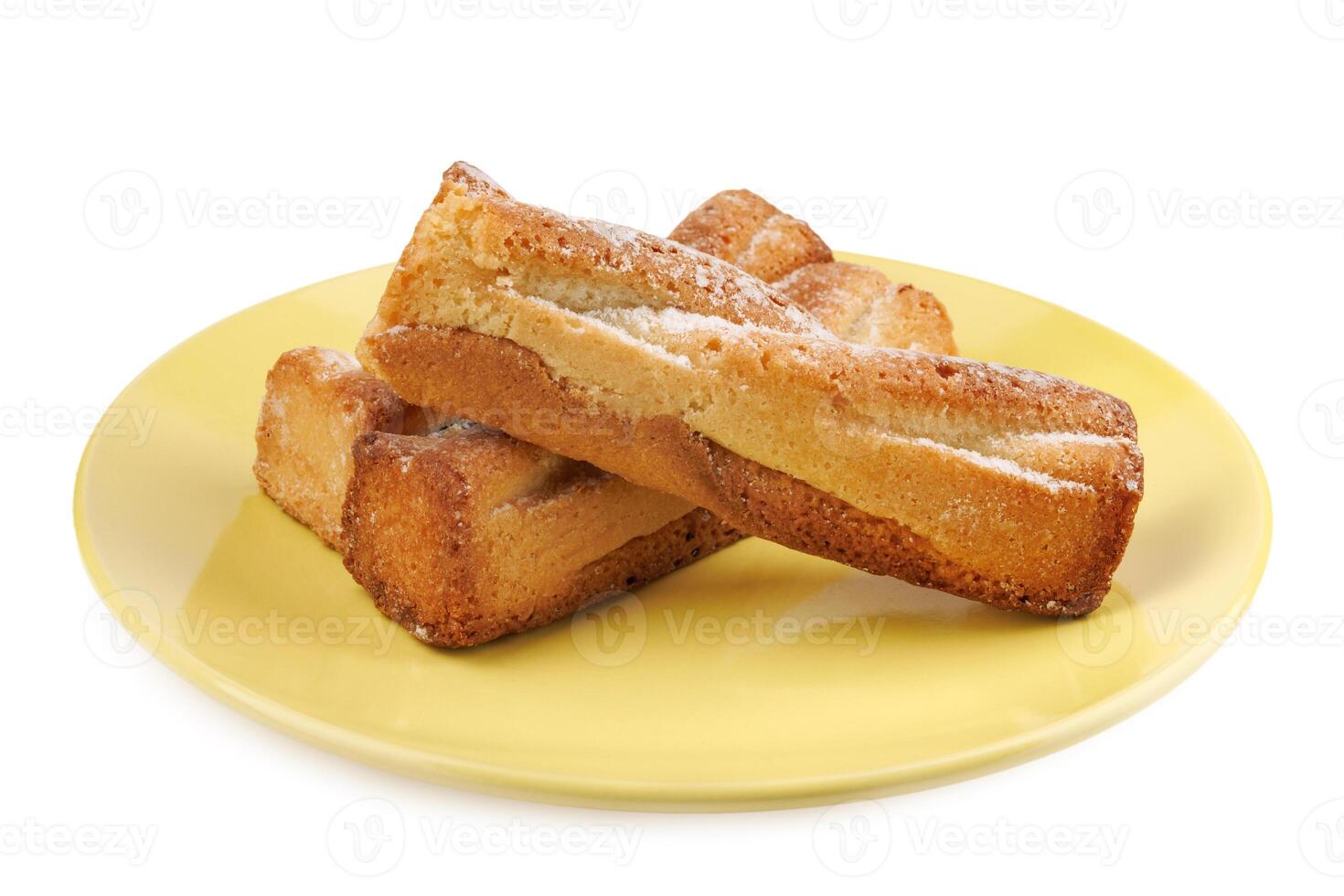 nombreuses délicieux croustillant biscuits mensonge sur une Jaune assiette isolé sur une blanc Contexte. photo