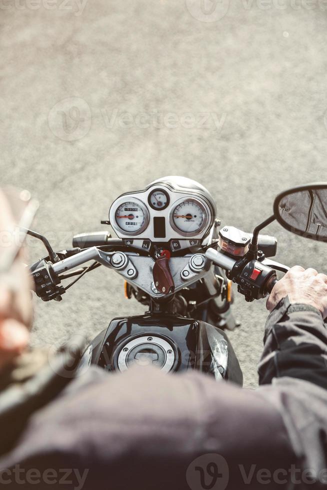 homme aîné, direction moto, sur, route photo