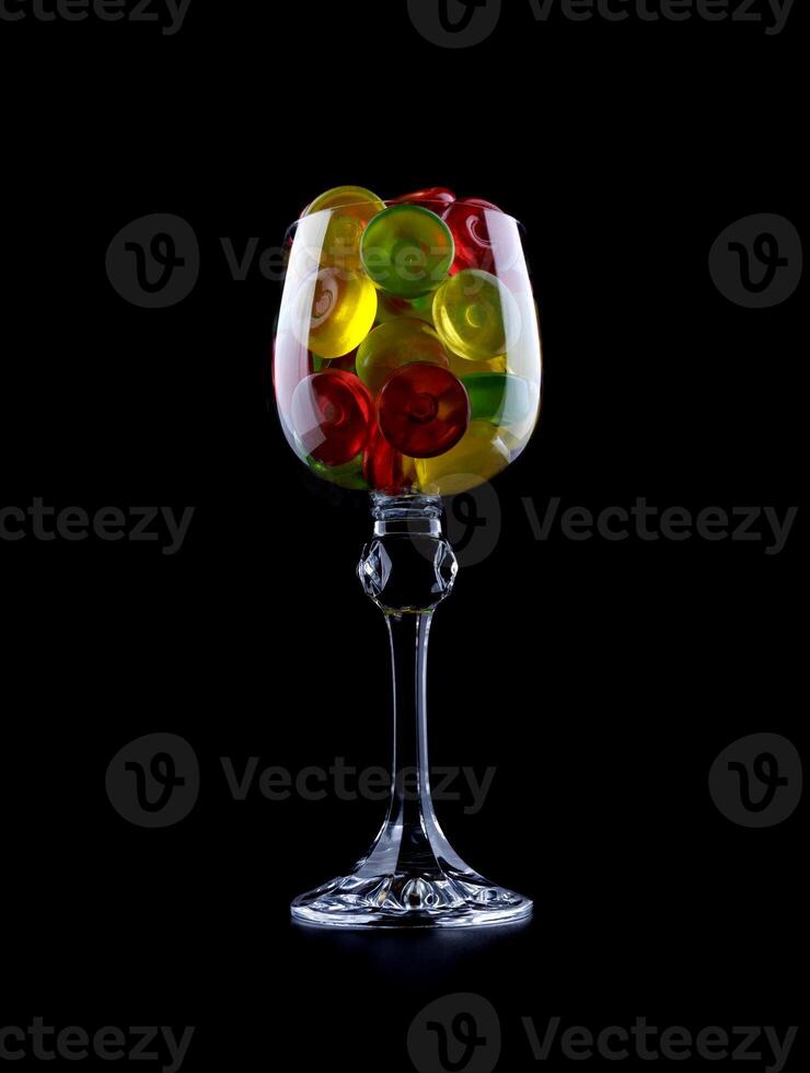 verre gobelet plein de magnifique multicolore des sucreries. multicolore des sucreries dans une verre gobelet. photo