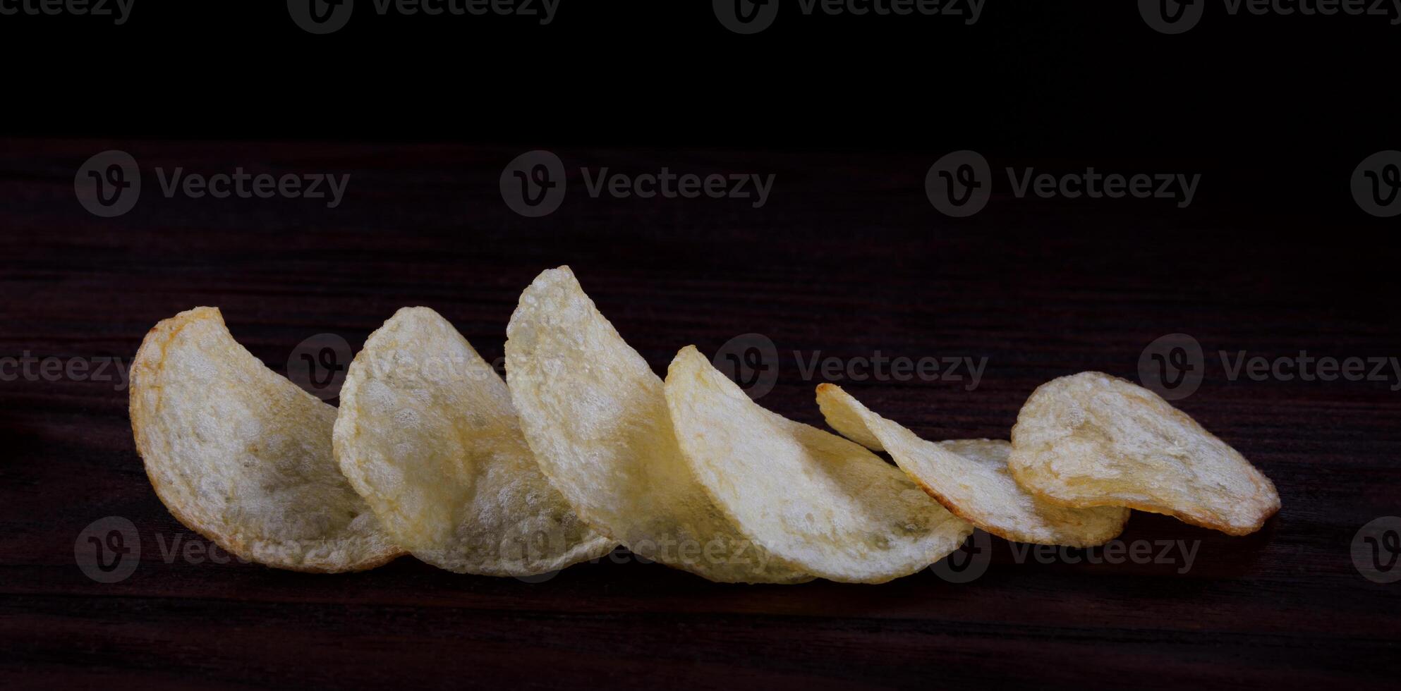 Patate frites sur une foncé Contexte. frites sur une en bois planche photo