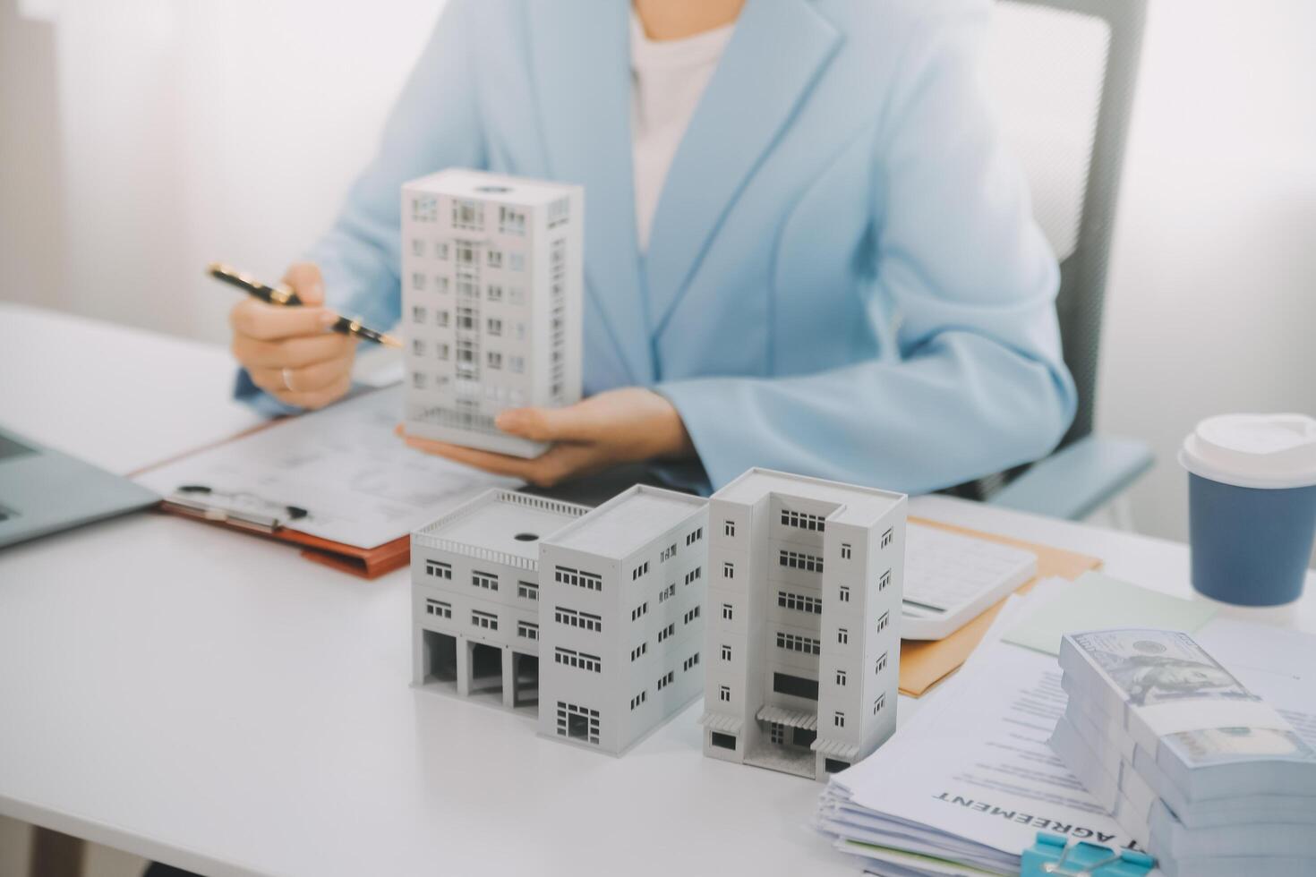 L'agent immobilier a parlé des termes du contrat d'achat de maison et a demandé au client de signer les documents pour conclure le contrat légalement, les ventes de maisons et le concept d'assurance habitation. photo