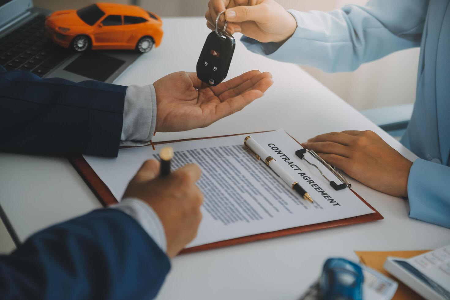 Assurance officiers main plus de le voiture clés après le locataire. avoir signé un auto Assurance document ou une bail ou accord document achat ou vente une Nouveau ou utilisé voiture avec une voiture photo