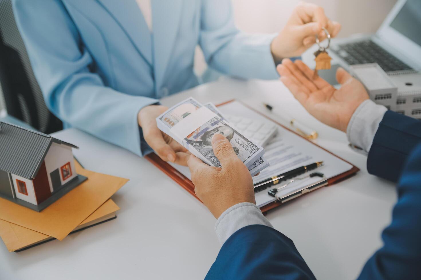 L'agent immobilier a parlé des termes du contrat d'achat de maison et a demandé au client de signer les documents pour conclure le contrat légalement, les ventes de maisons et le concept d'assurance habitation. photo