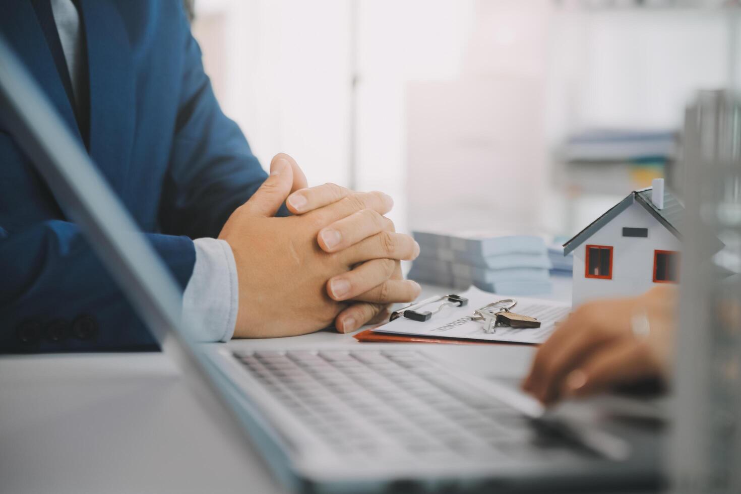 L'agent immobilier a parlé des termes du contrat d'achat de maison et a demandé au client de signer les documents pour conclure le contrat légalement, les ventes de maisons et le concept d'assurance habitation. photo