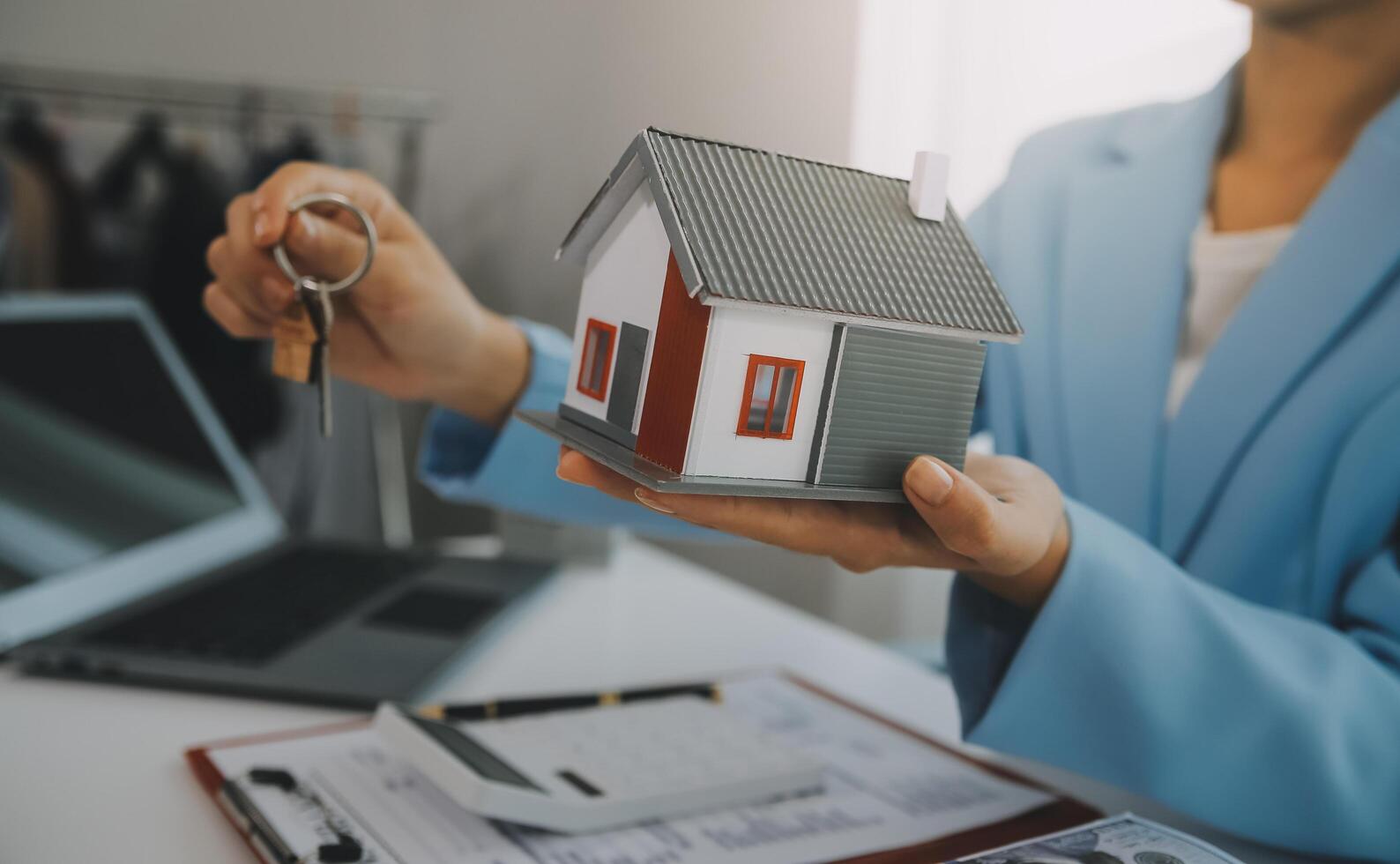 L'agent immobilier a parlé des termes du contrat d'achat de maison et a demandé au client de signer les documents pour conclure le contrat légalement, les ventes de maisons et le concept d'assurance habitation. photo