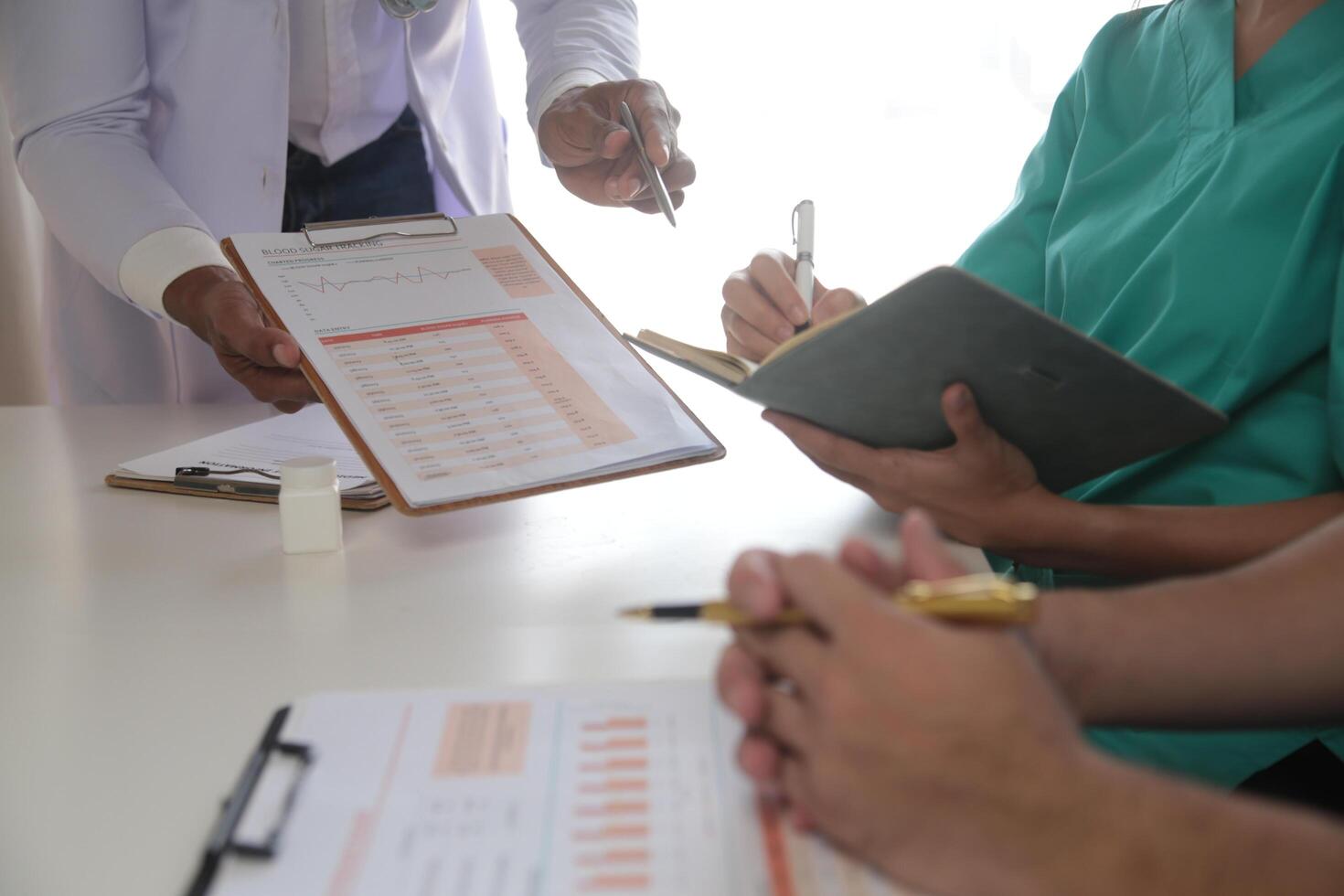 médical équipe réunion autour table dans moderne hôpital photo