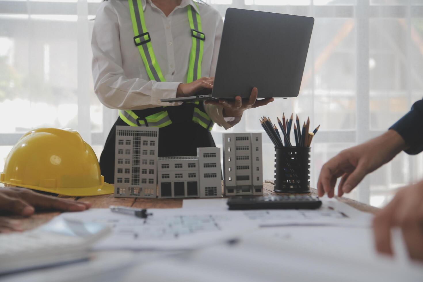 concept de construction et de structure d'une réunion d'ingénieur ou d'architecte pour un projet de travail avec des partenaires et des outils d'ingénierie sur la construction de modèles et le plan sur le chantier, contrat pour les deux sociétés. photo