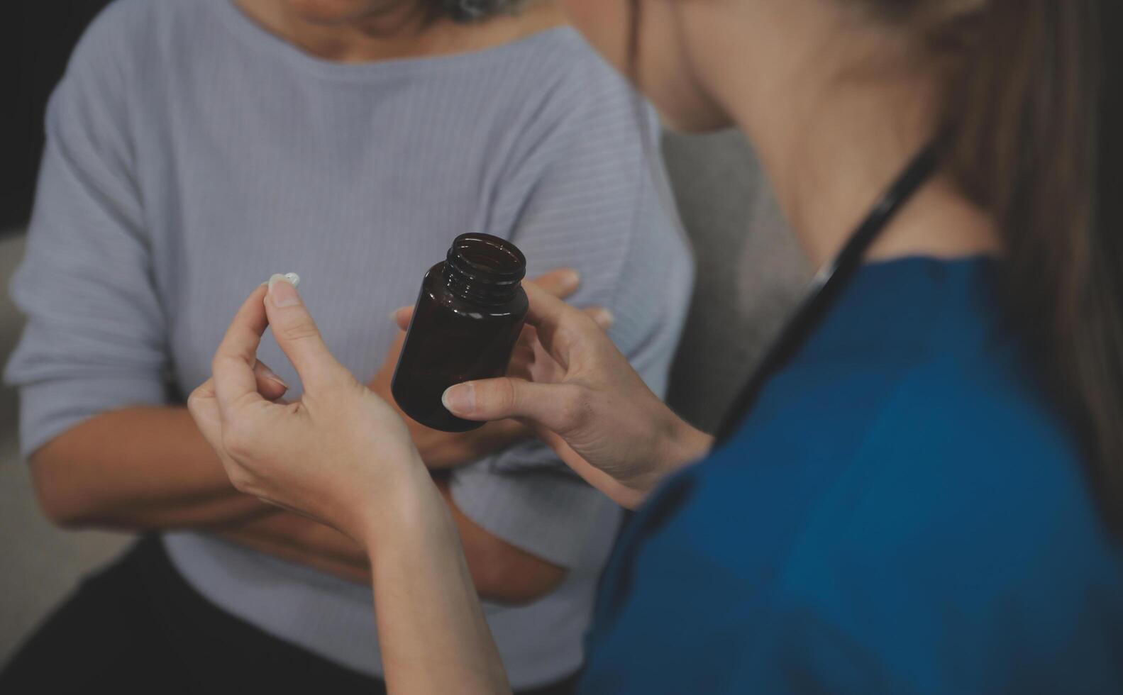 femelle soignant Faire ordinaire vérification de Sénior femme dans sa maison. photo