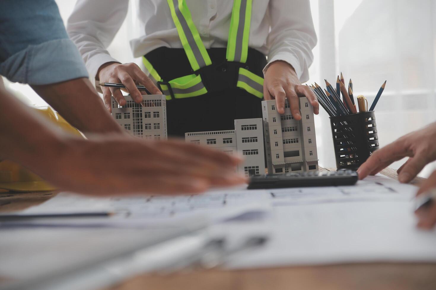 concept de construction et de structure d'une réunion d'ingénieur ou d'architecte pour un projet de travail avec des partenaires et des outils d'ingénierie sur la construction de modèles et le plan sur le chantier, contrat pour les deux sociétés. photo