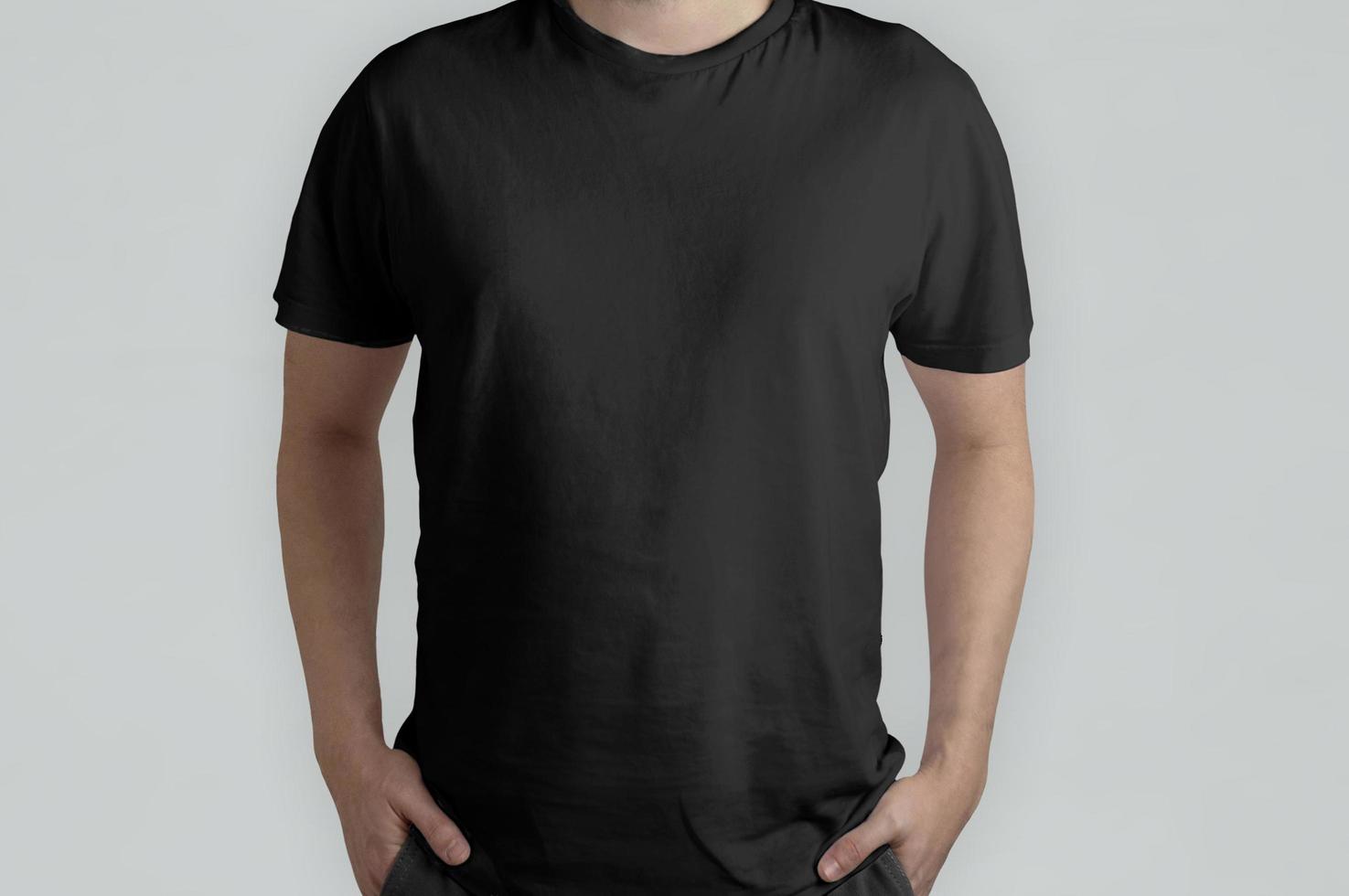 Vue de face du modèle de t-shirt noir isolé photo