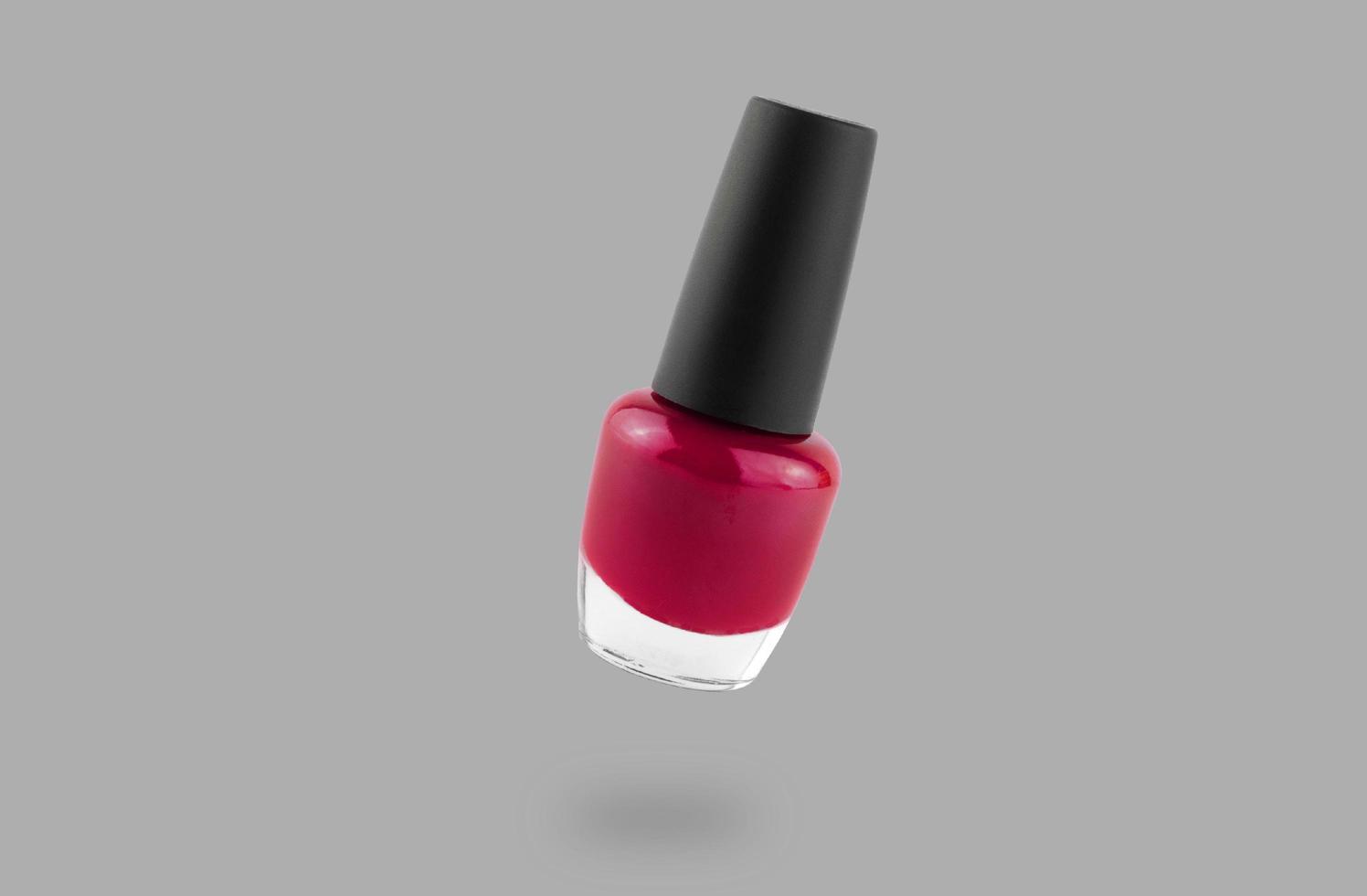 bouteille de vernis à ongles rouge isolée photo