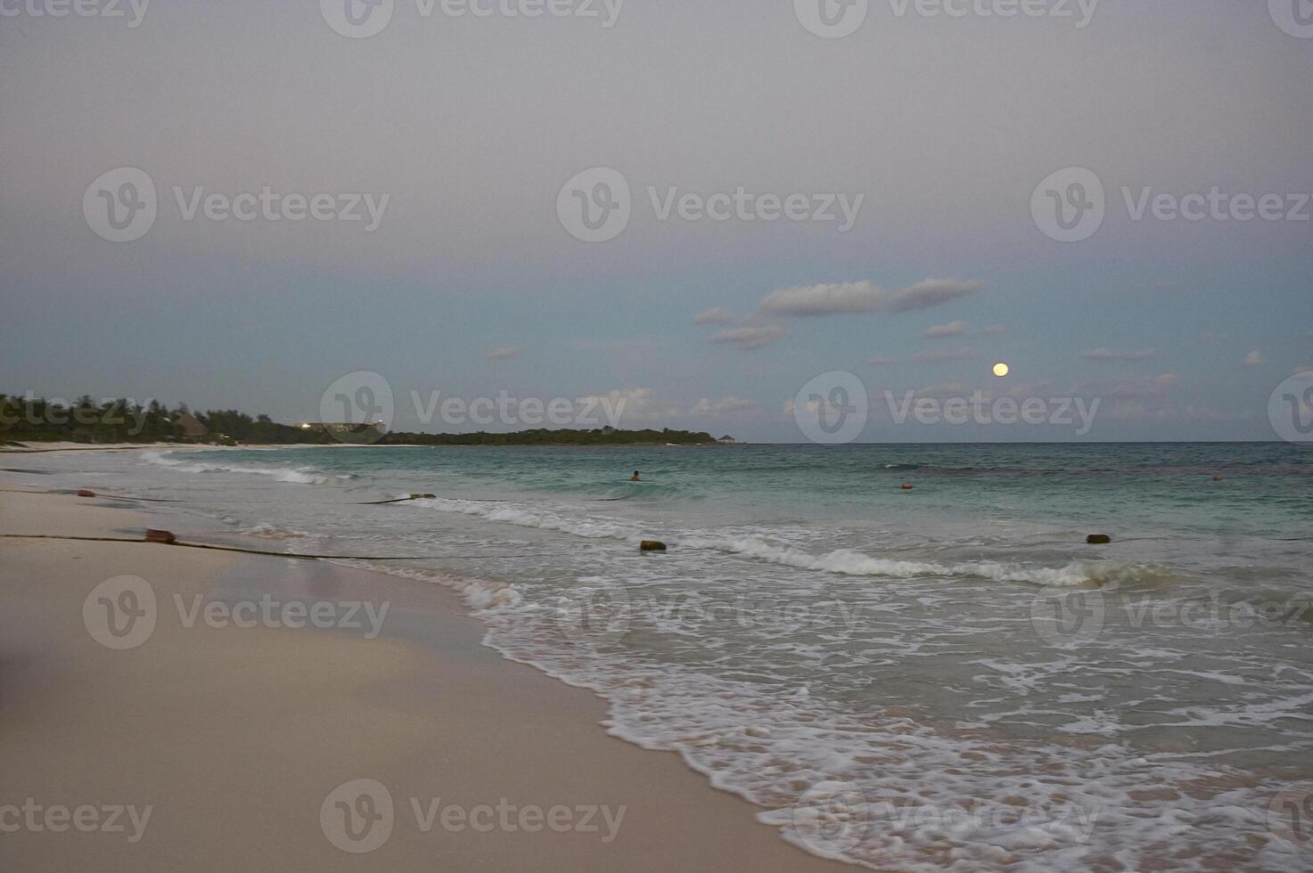 xpu Ha plage pendant le coucher du soleil photo