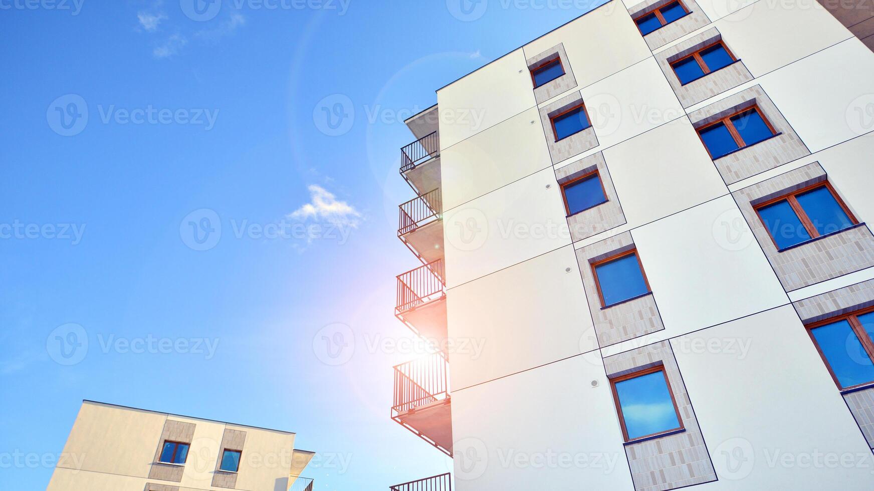 moderne appartement bâtiment dans ensoleillé journée. extérieur, Résidentiel maison façade. Résidentiel zone avec moderne, Nouveau et élégant vivant bloquer de appartements. photo