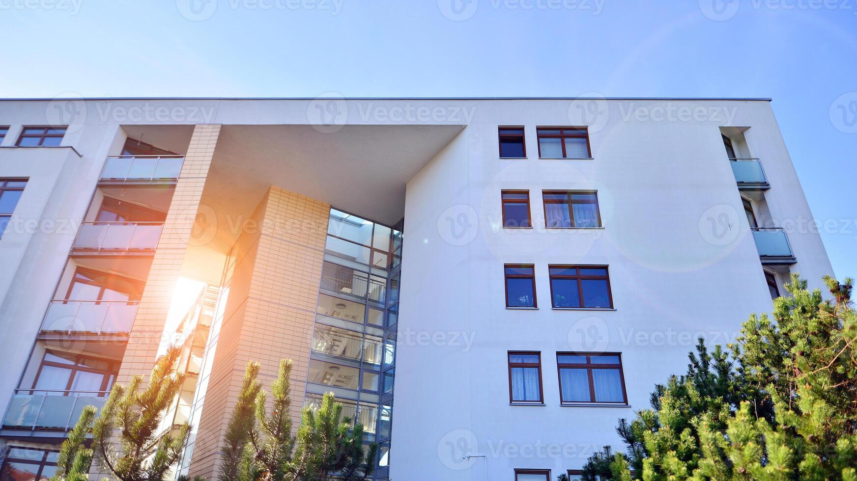 éco ville avec moderne extérieur conception de appartement bâtiment et aménagement paysager. jardin Cour par Résidentiel bâtiments.. contemporain éco amical Résidentiel architecture. respectueux de la nature vivant dans une ville. photo