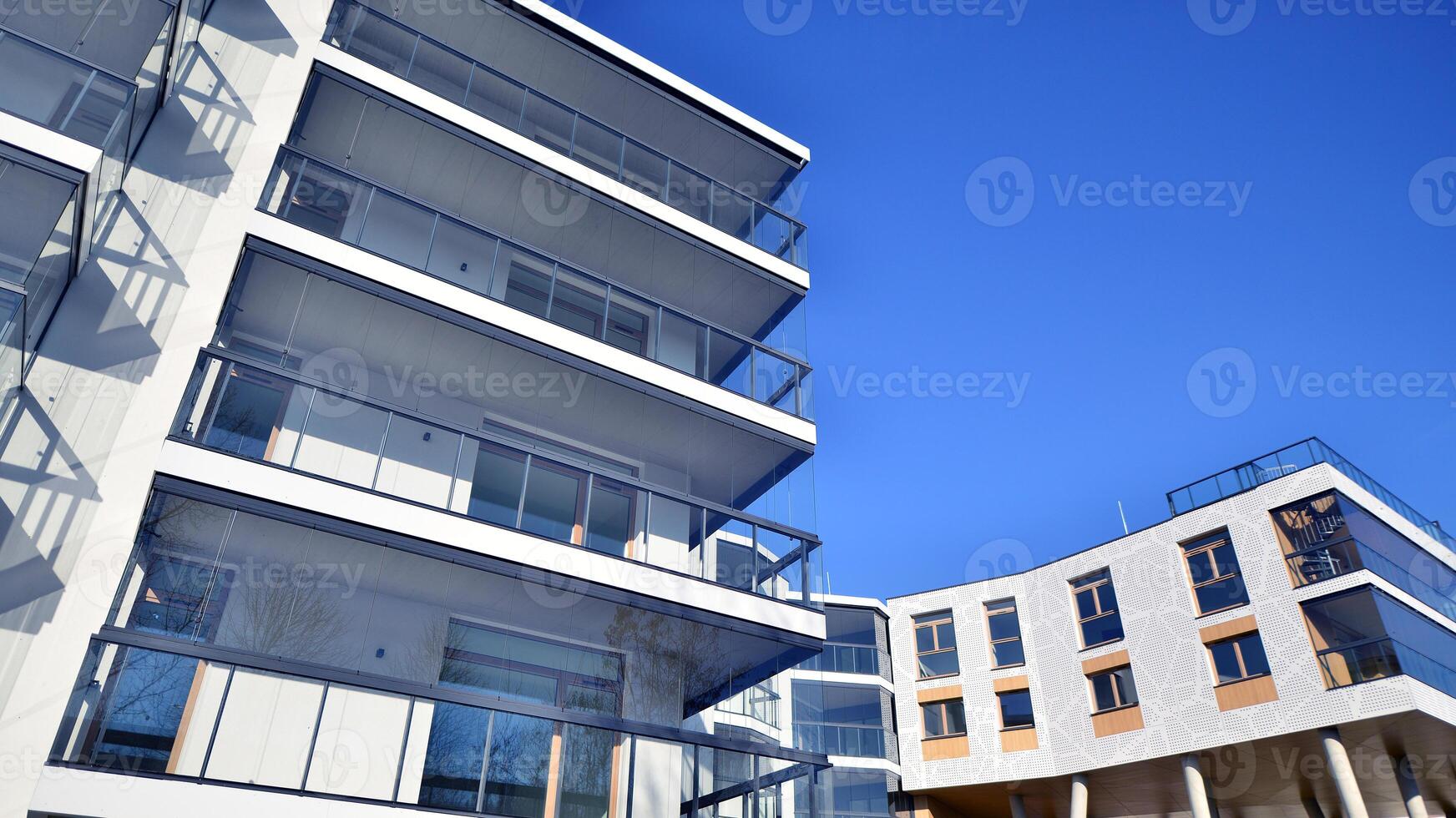 une appartement bâtiment avec une unique architectural solution. une moderne Résidentiel bâtiment avec une blanc façade et permanent sur haute béton piliers. photo