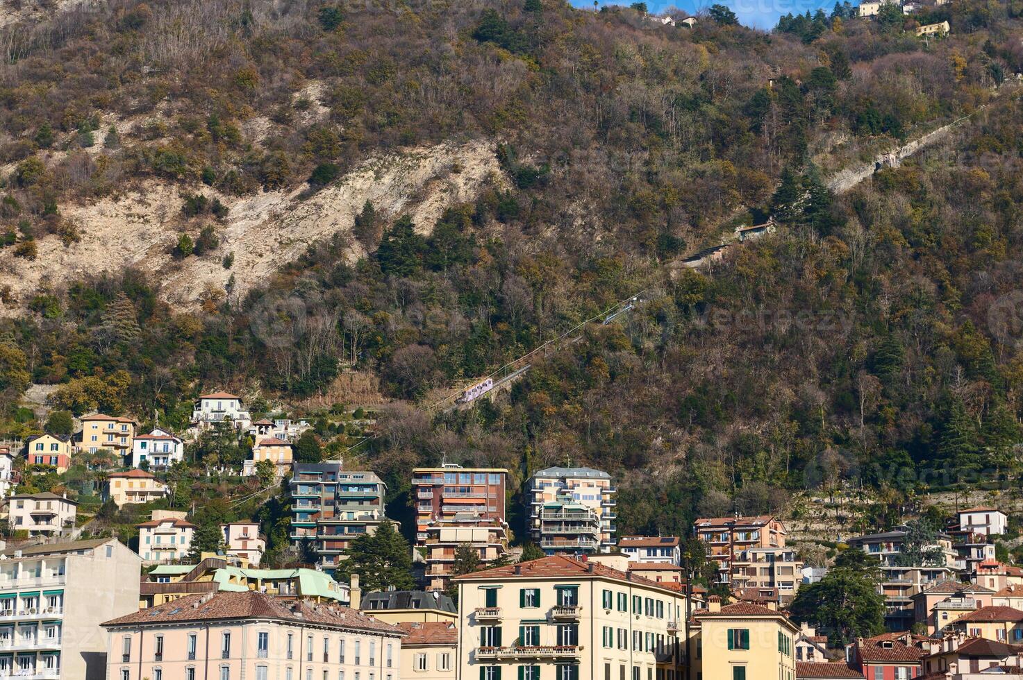 italien ville de Côme dans Alpes montagnes. magnifique Maisons dans Montagne. Voyage. bâtiments. tourisme concept. Italie, Lombardie, le Province de milan. Côme lac. photo