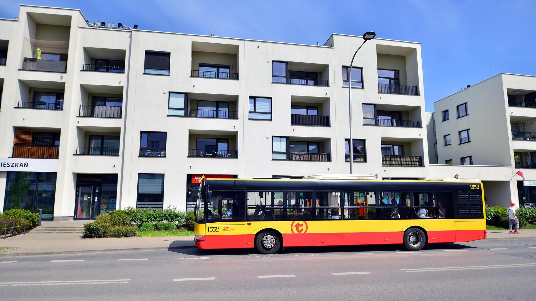 Varsovie, Pologne. 3 mai 2024. moderne autobus arrêté sur une autobus arrêt. photo