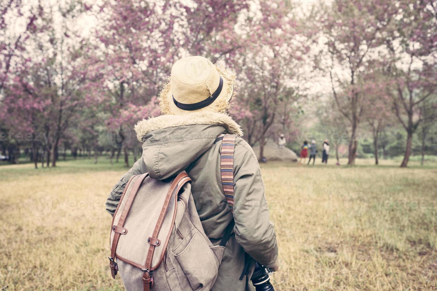 les femmes qui font de la randonnée profitent d'un voyage touristique naturel photo