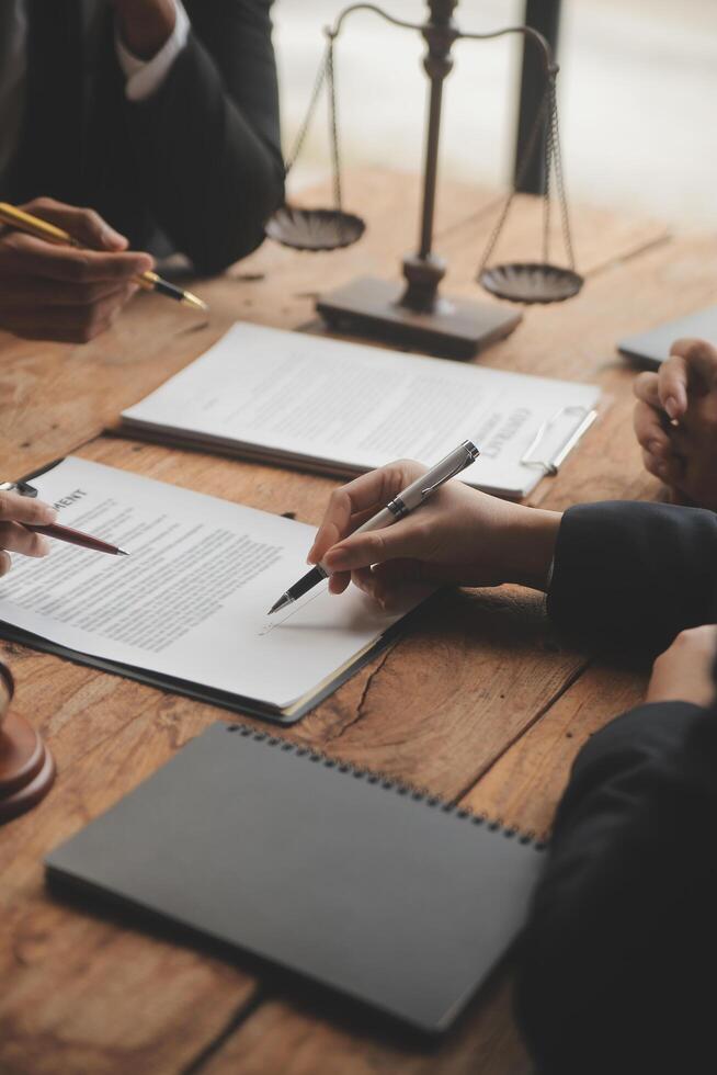 bonne coopération de service, consultation d'une femme d'affaires et d'un avocat ou d'un juge conseiller ayant une réunion d'équipe avec le client, le droit et le concept de services juridiques. photo