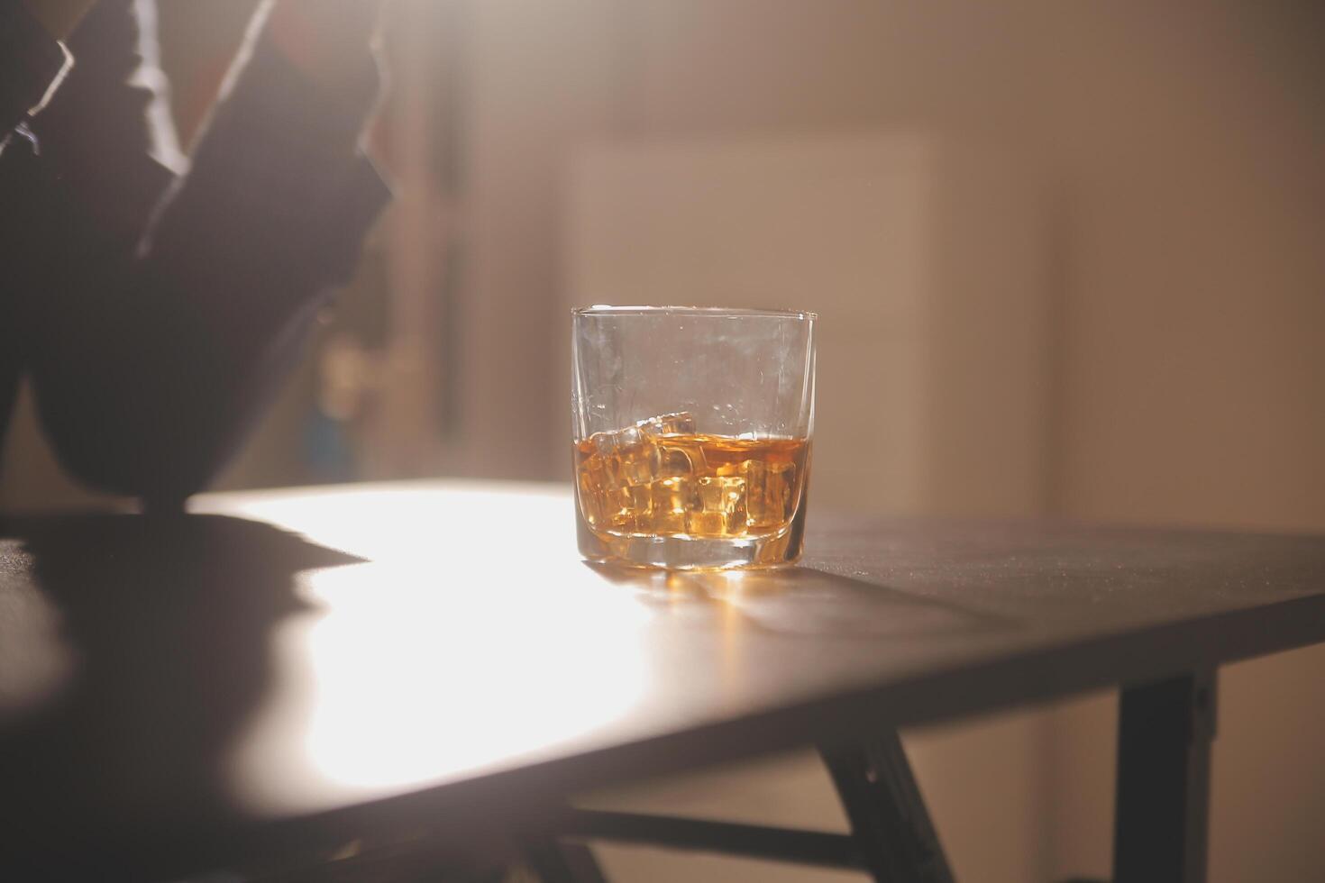 fête nuit, verser whisky dans une verre. donner à copains qui viens à célébrer photo