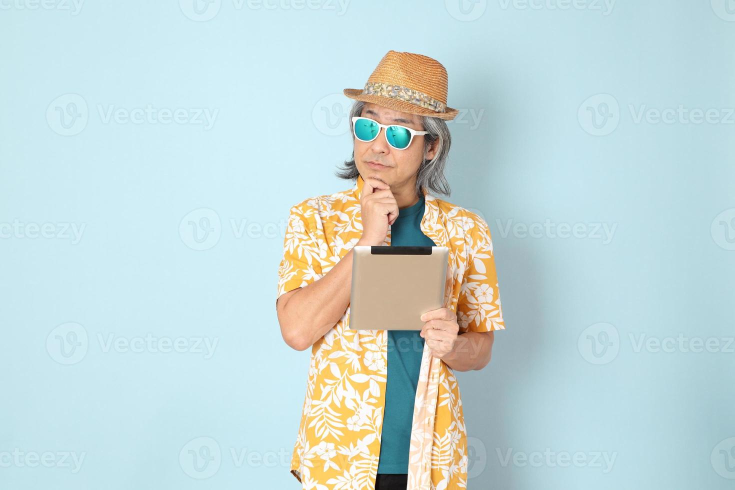 homme en vêtements d'été photo