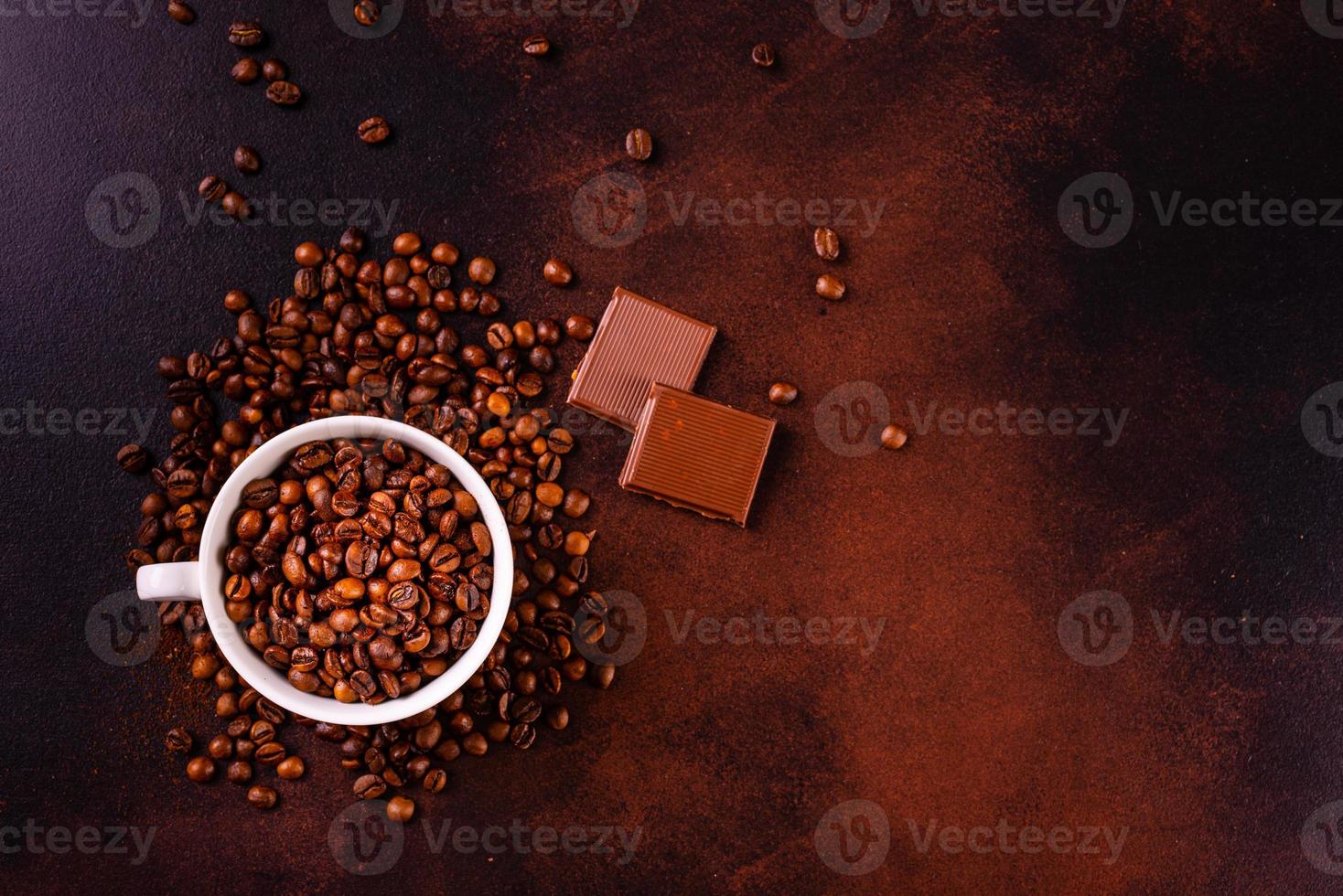 graines de café parfumé sur fond de béton foncé photo